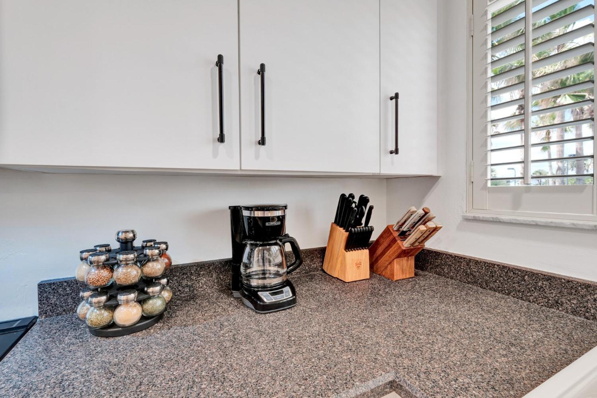 Oceanside Village Townhouse No Drive New Smyrna Beach, Private Ground Floor Patio W Grill Holiday home New Smyrna Beach