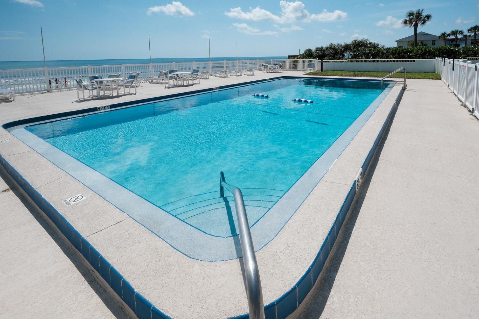 Oceanside Village Townhouse No Drive New Smyrna Beach, Private Ground Floor Patio W Grill Holiday home