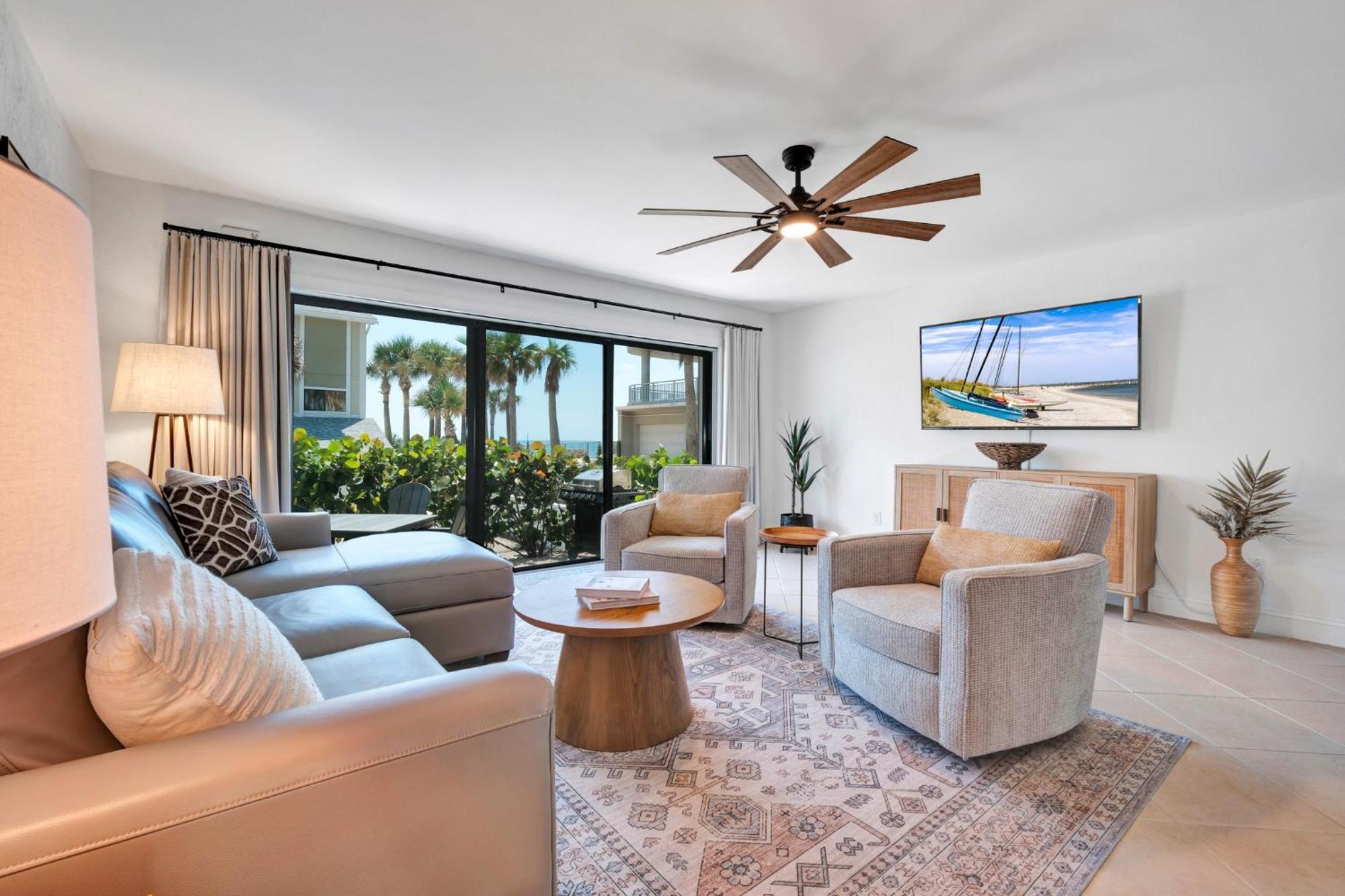 Oceanside Village Townhouse No Drive New Smyrna Beach, Private Ground Floor Patio W Grill Holiday home New Smyrna Beach