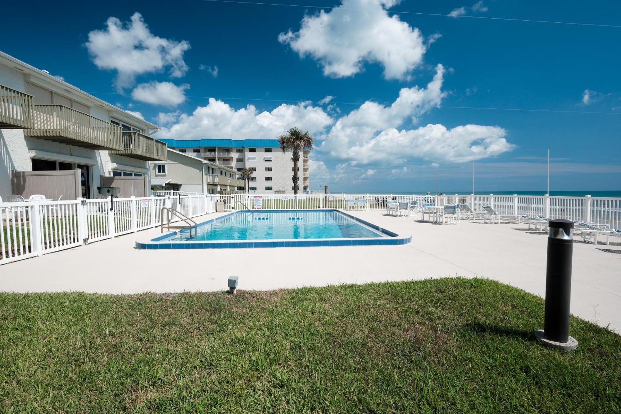 Oceanside Village Townhouse No Drive New Smyrna Beach, Private Ground Floor Patio W Grill * New Smyrna Beach