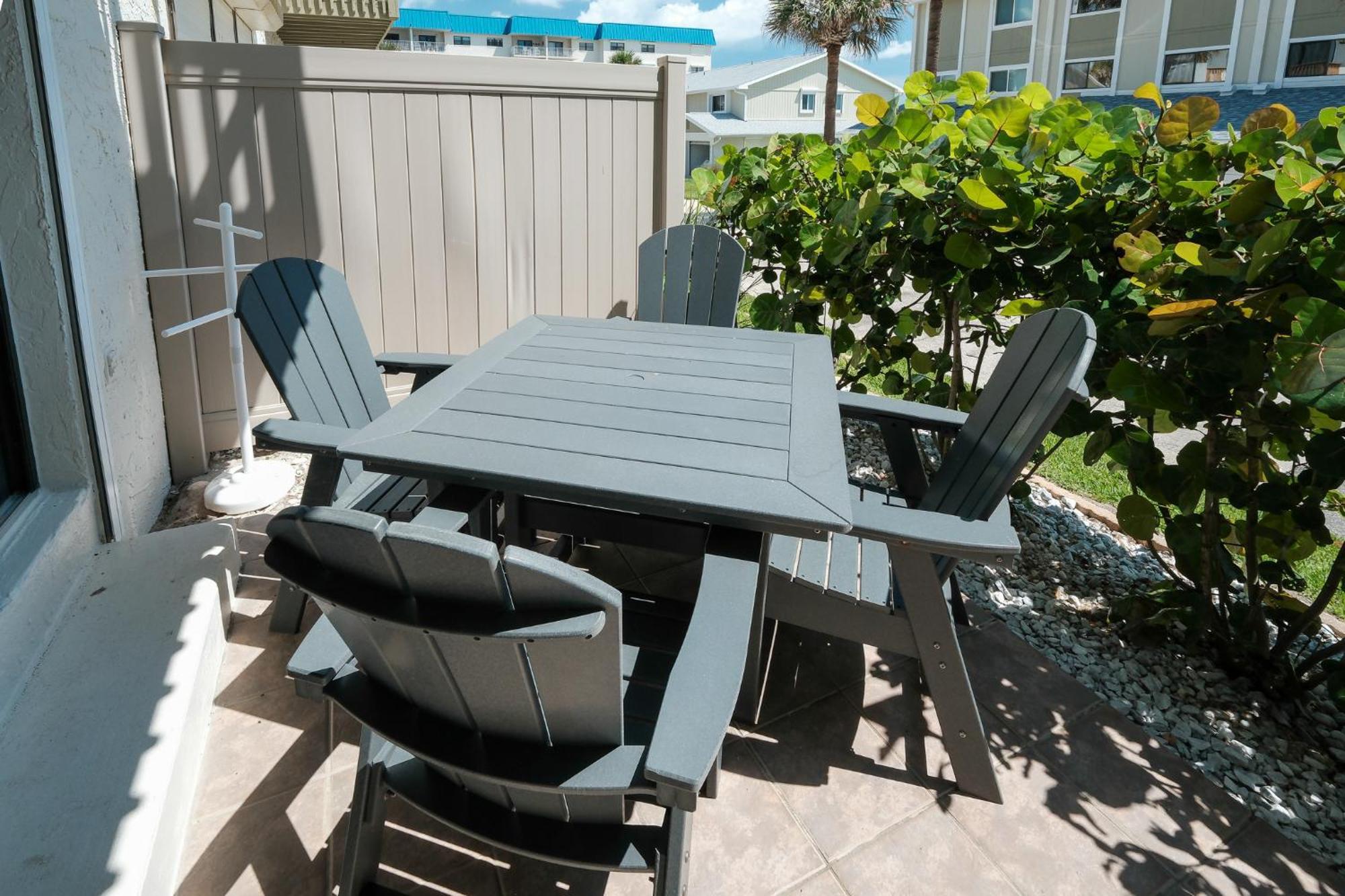 Oceanside Village Townhouse No Drive New Smyrna Beach, Private Ground Floor Patio W Grill Holiday home *