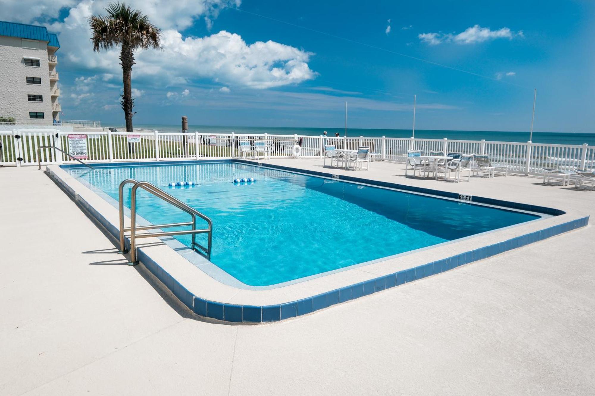 Oceanside Village Townhouse No Drive New Smyrna Beach, Private Ground Floor Patio W Grill New Smyrna Beach