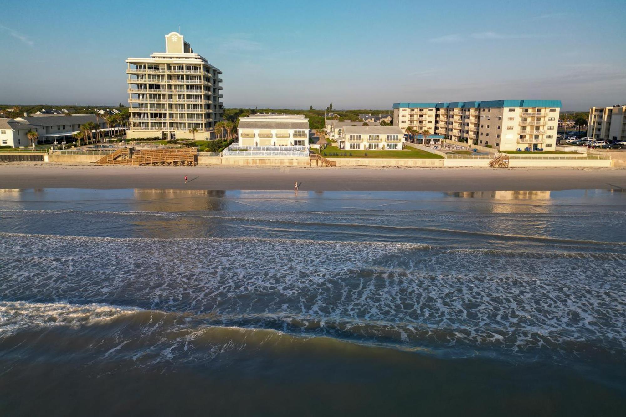 Oceanside Village Townhouse No Drive New Smyrna Beach, Private Ground Floor Patio W Grill New Smyrna Beach