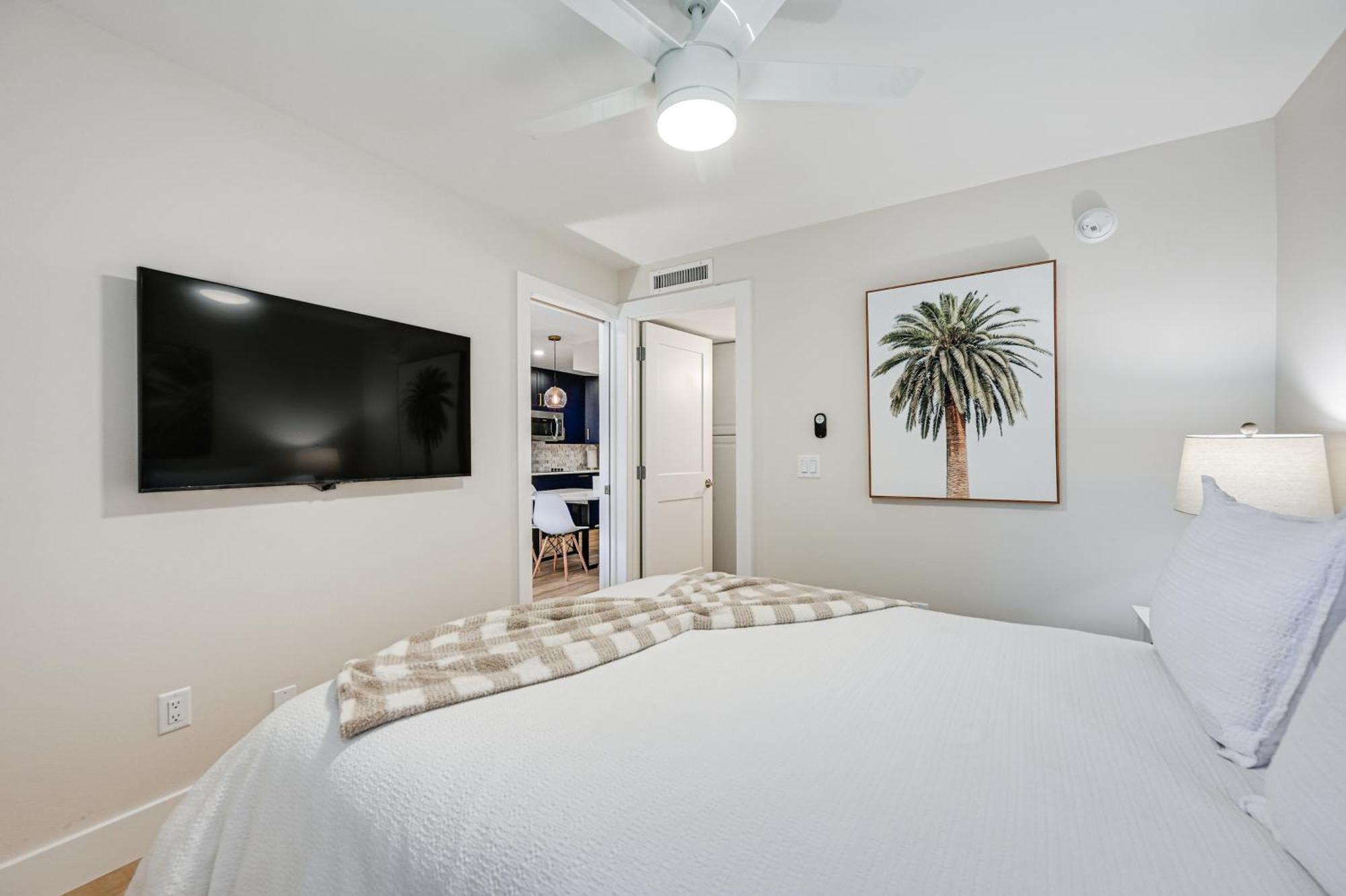 Sleek Coastal Abode 1 Block To Beach! Naples