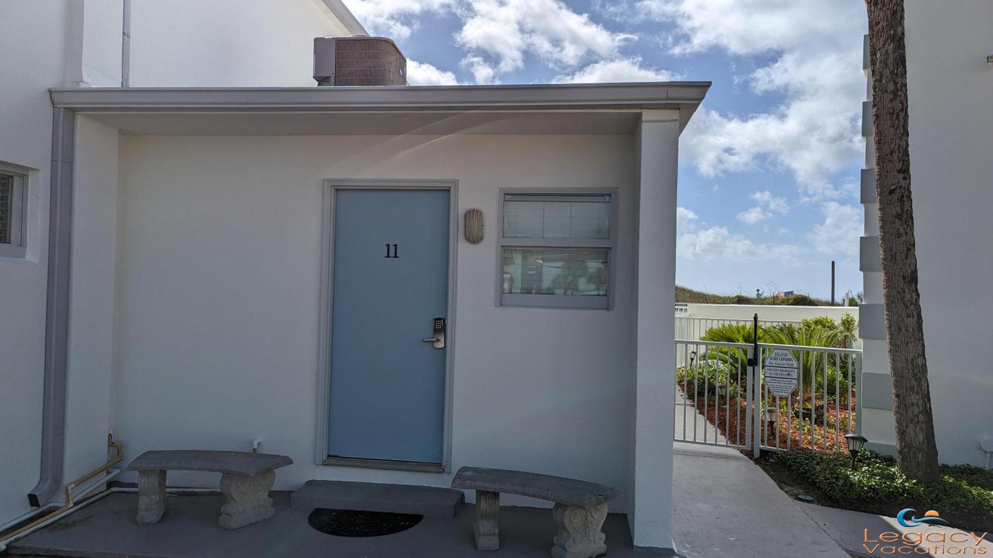 Is9-cozy Upstairs Beachfront - King Beds Apartment *