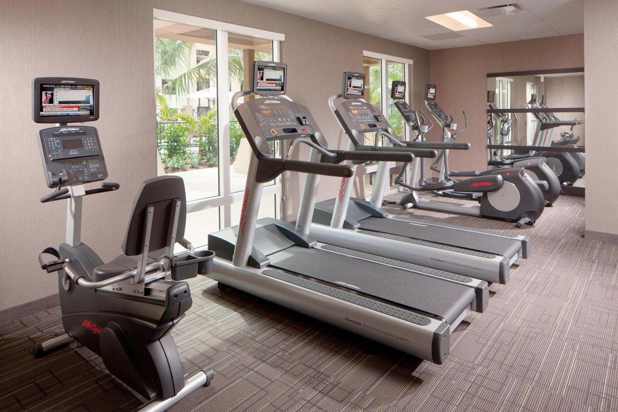 Courtyard By Marriott Palm