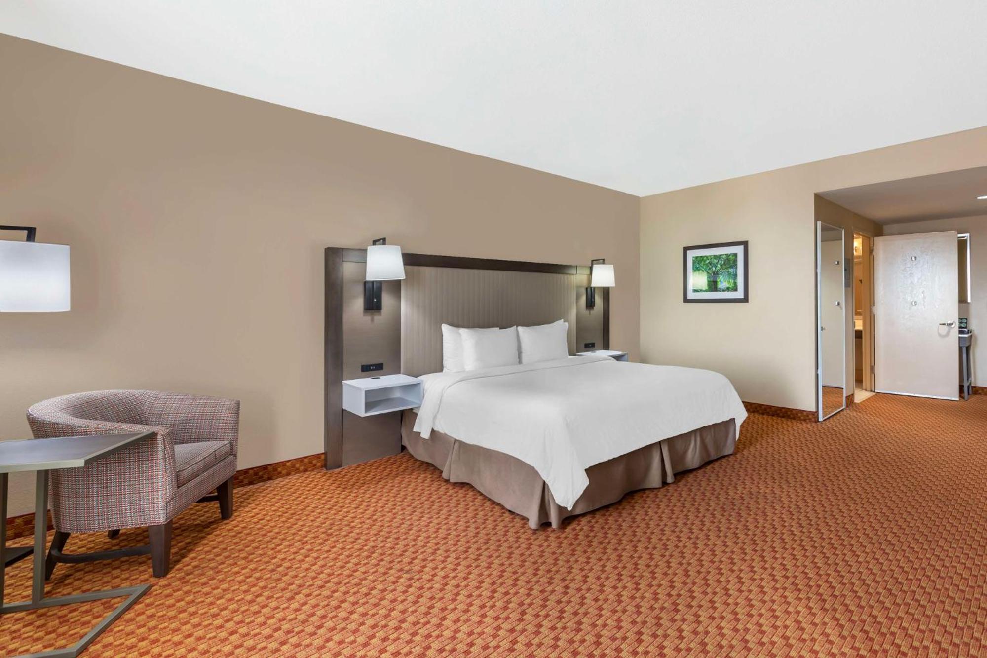 Western & Hotel 3*