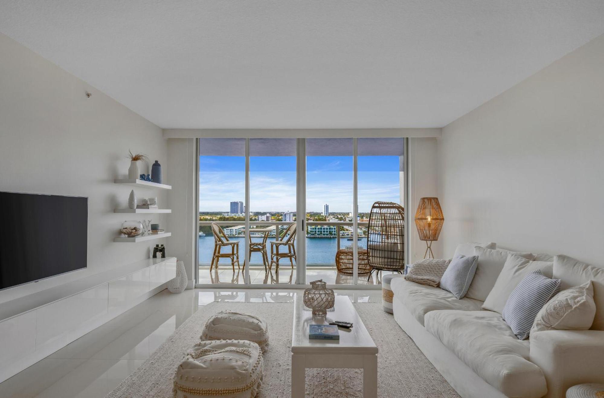 Relaxation At Its Finest Water-View In Golden Bay With Free Parking Apartment Sunny Isles Beach