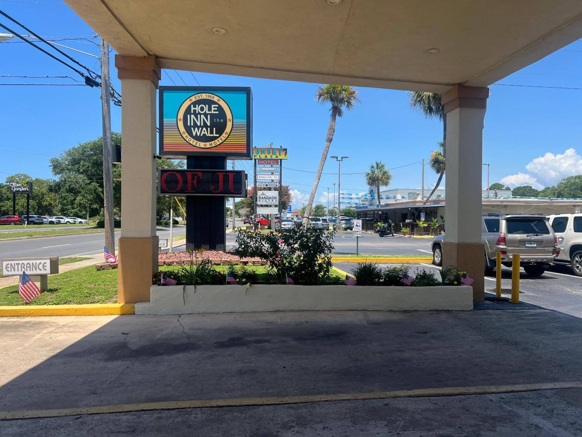 Hole The - Walton - Sunset Plaza - Nearby Beaches & Hurlburt Motel