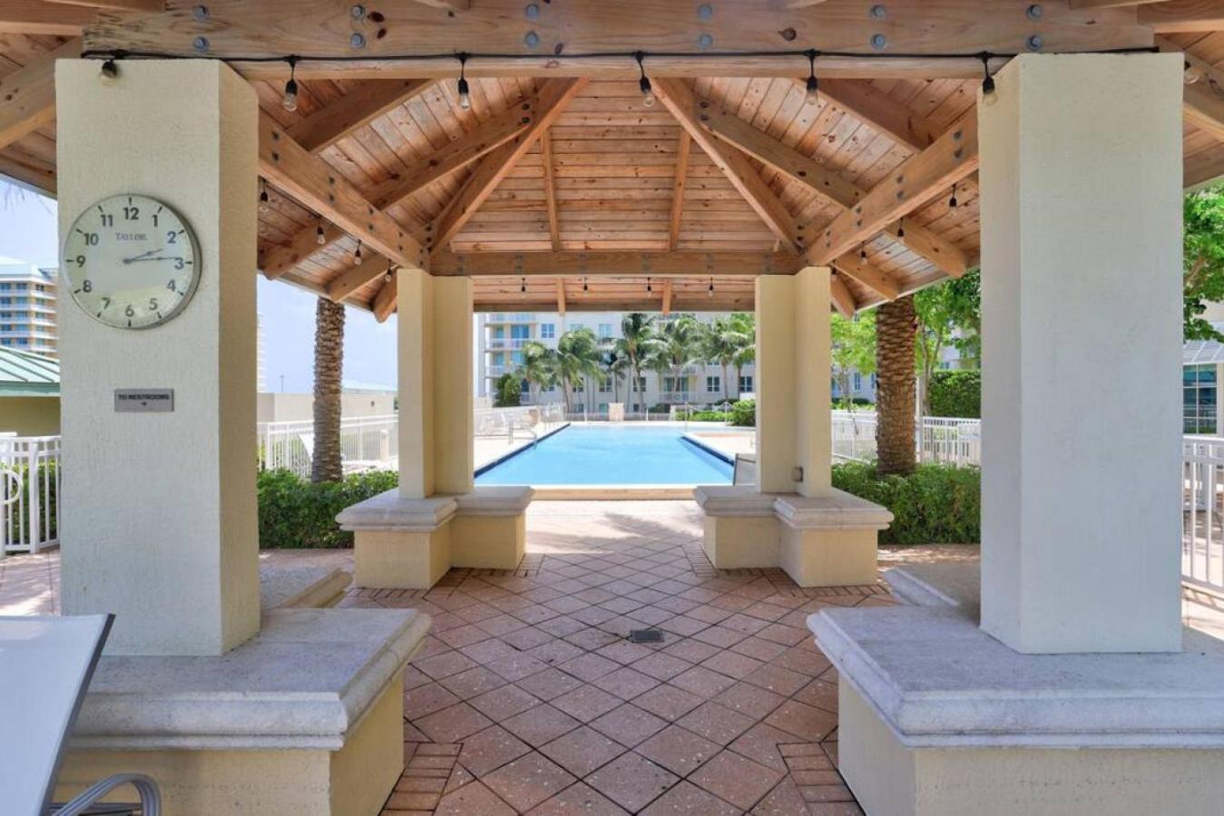 With Rooftop Pool In Boynton Holiday home *