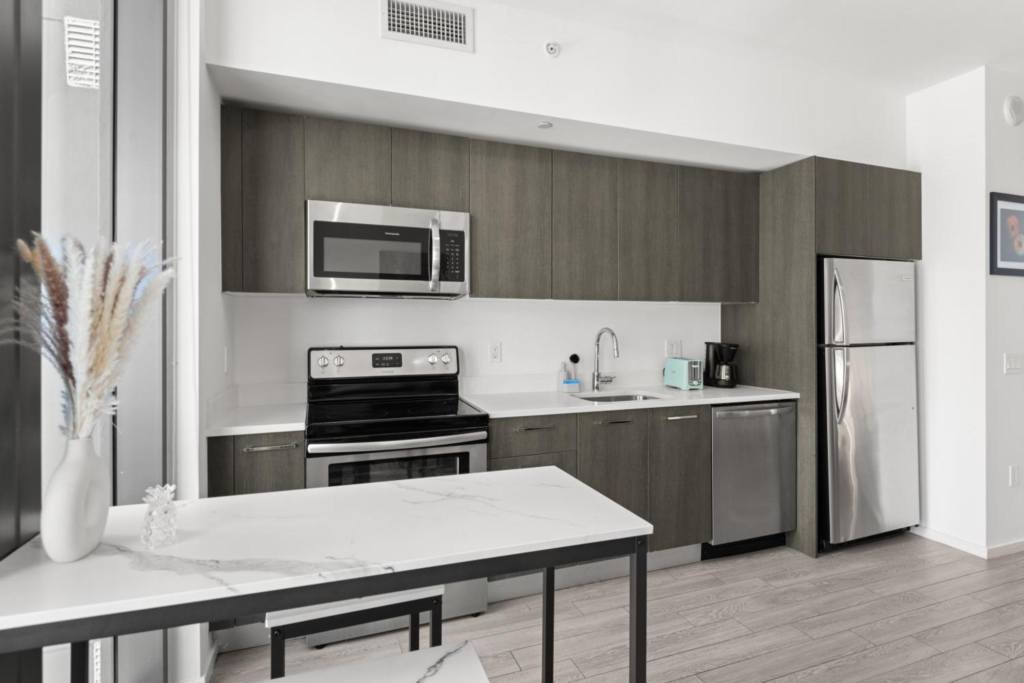 Breezy Luxury Residences - Near Kaseya Center Apartment *