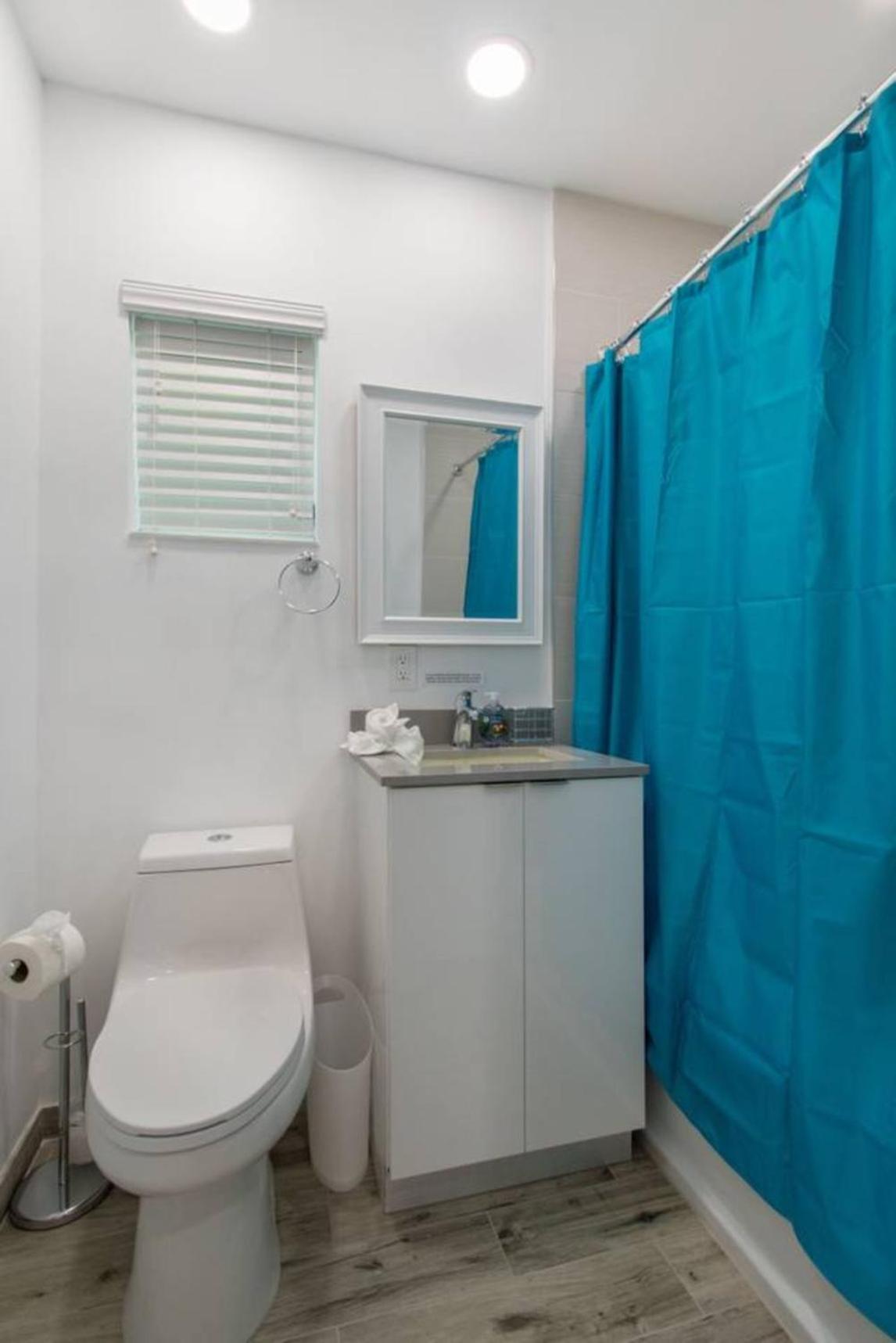 Chic 1 Bedroom W Parking Space & Walk To The #6 Apartment