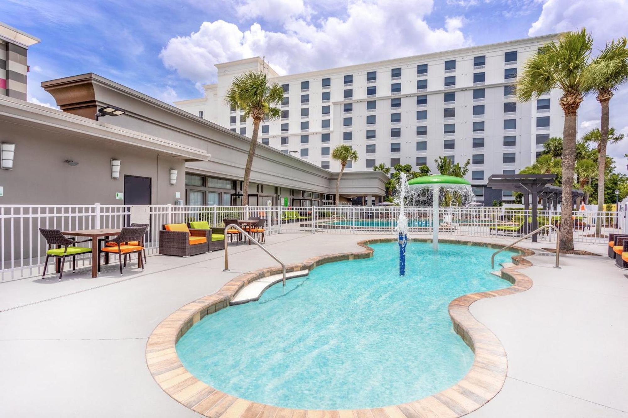 & Across From Universal By Ihg Resort 3*