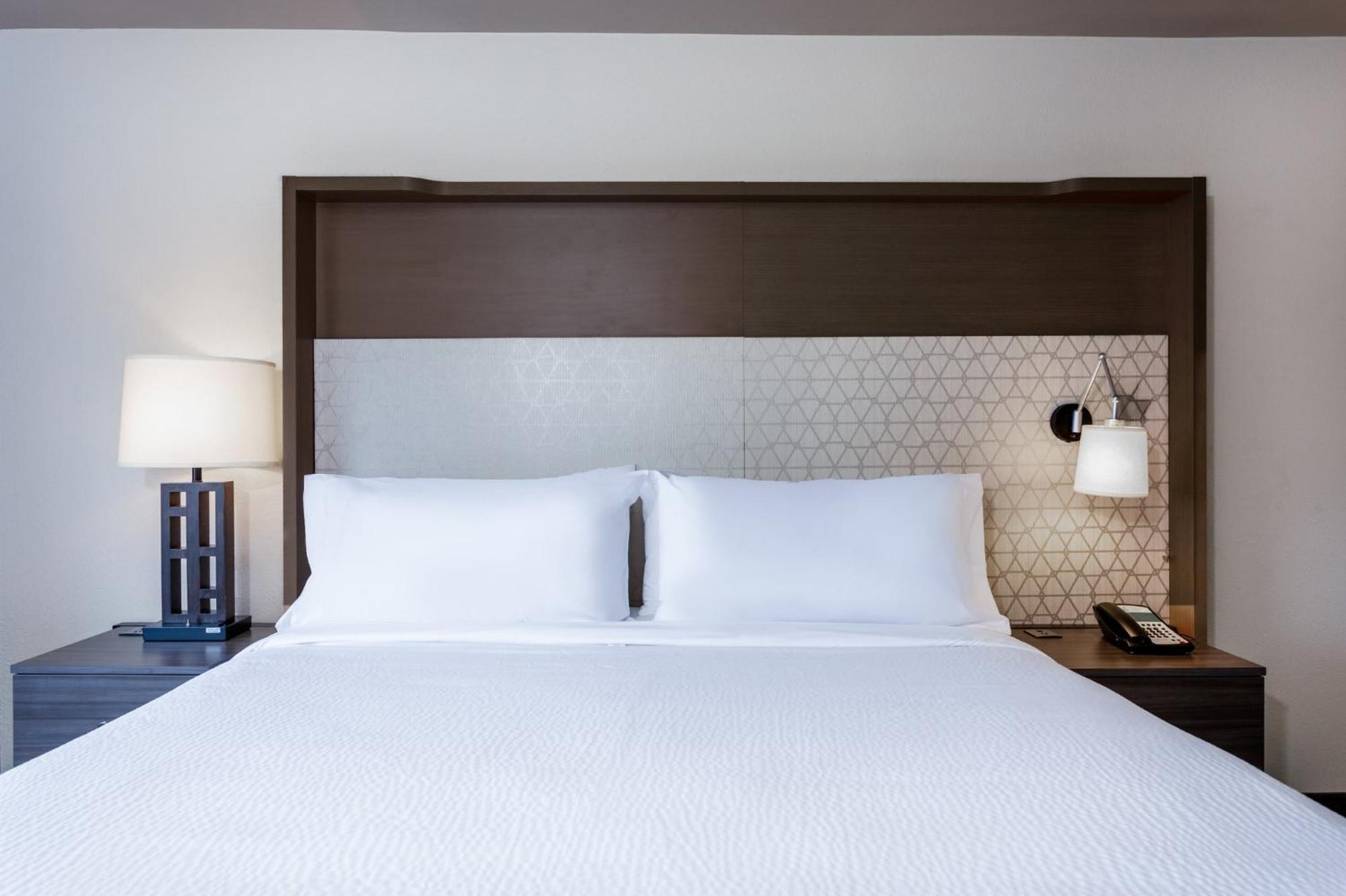 Resort & Across From Universal By Ihg Orlando