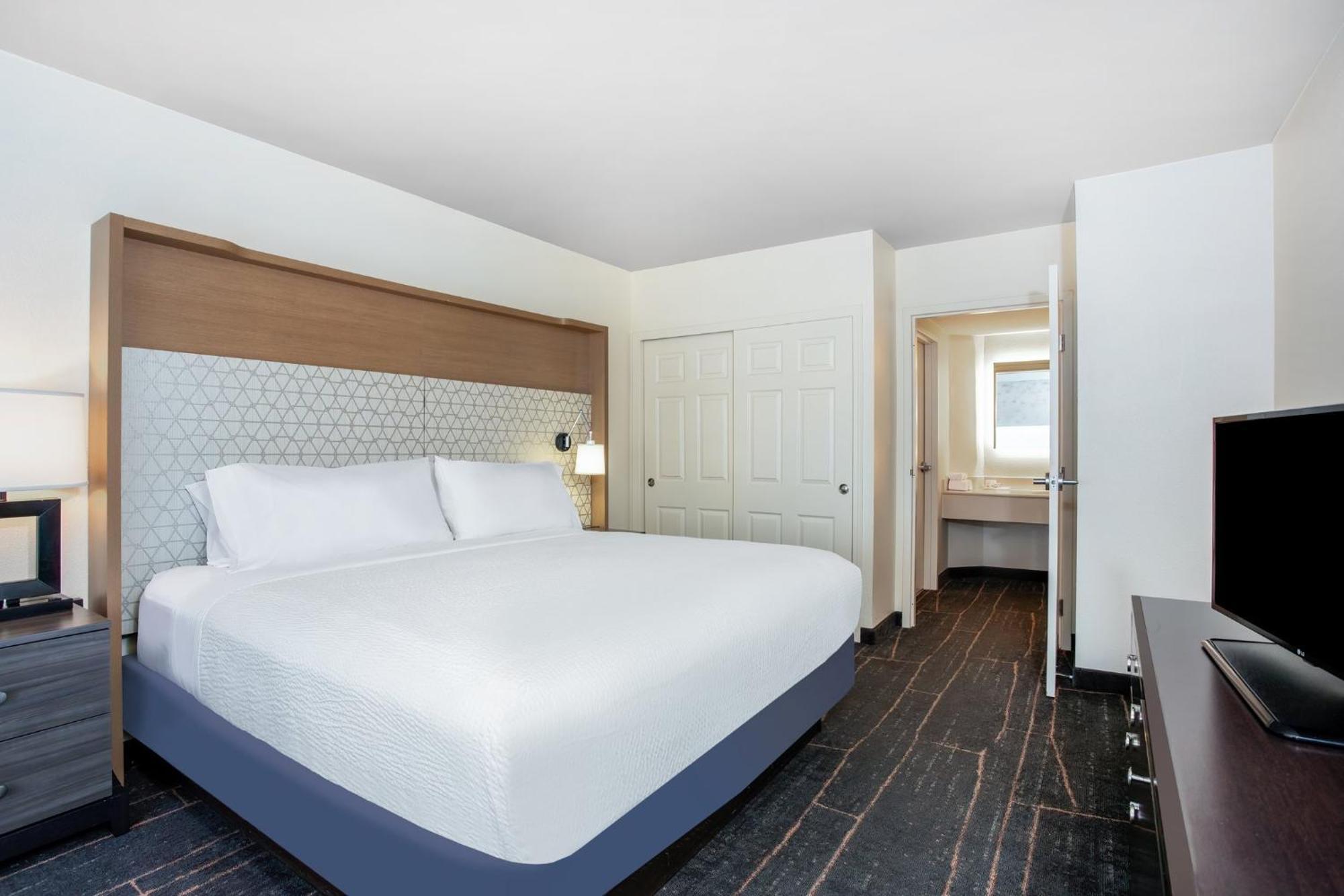 & Across From Universal By Ihg 3*