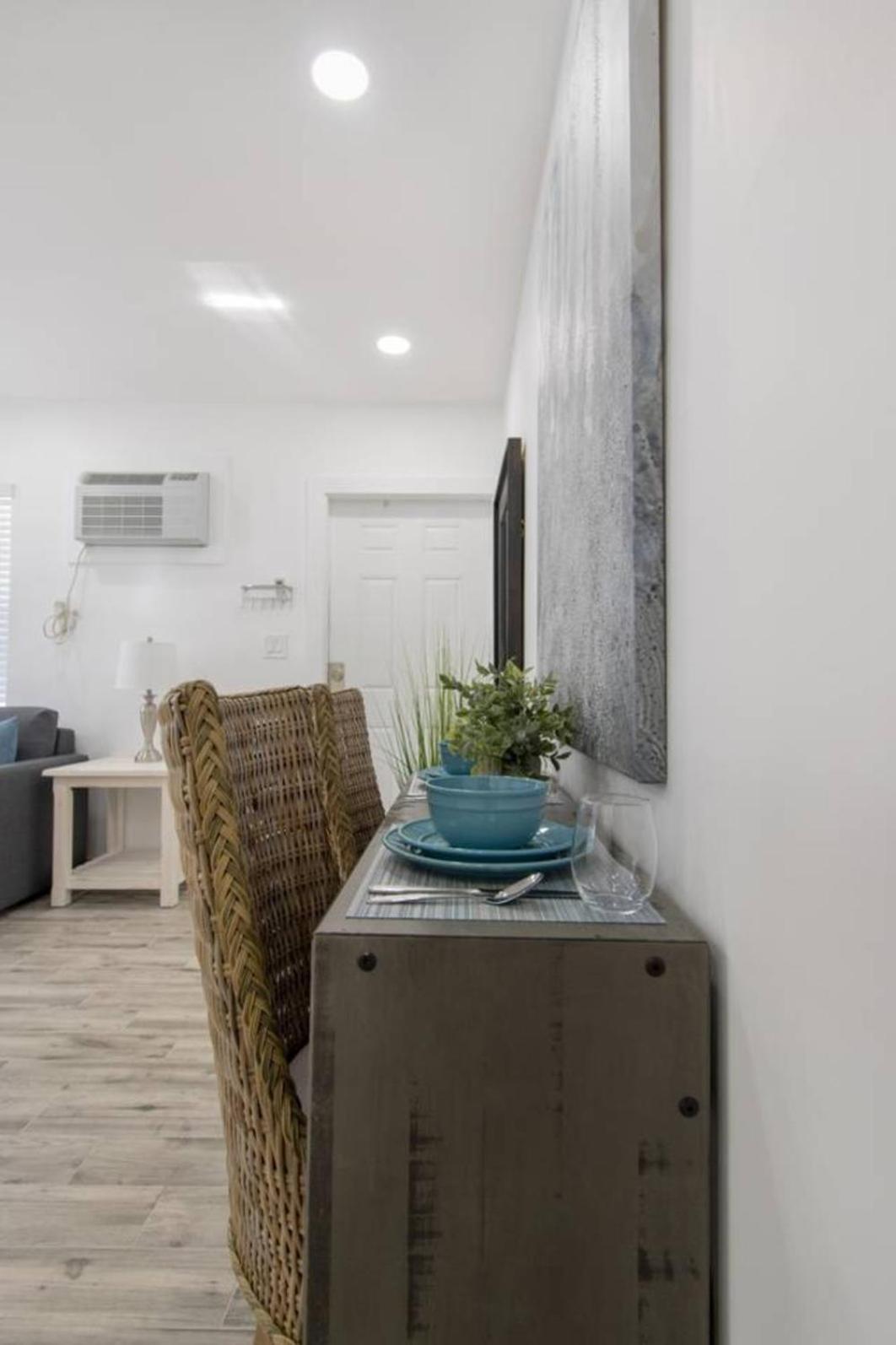 Apartment Trendy 1br W Parking Space & Walk To The #8 *