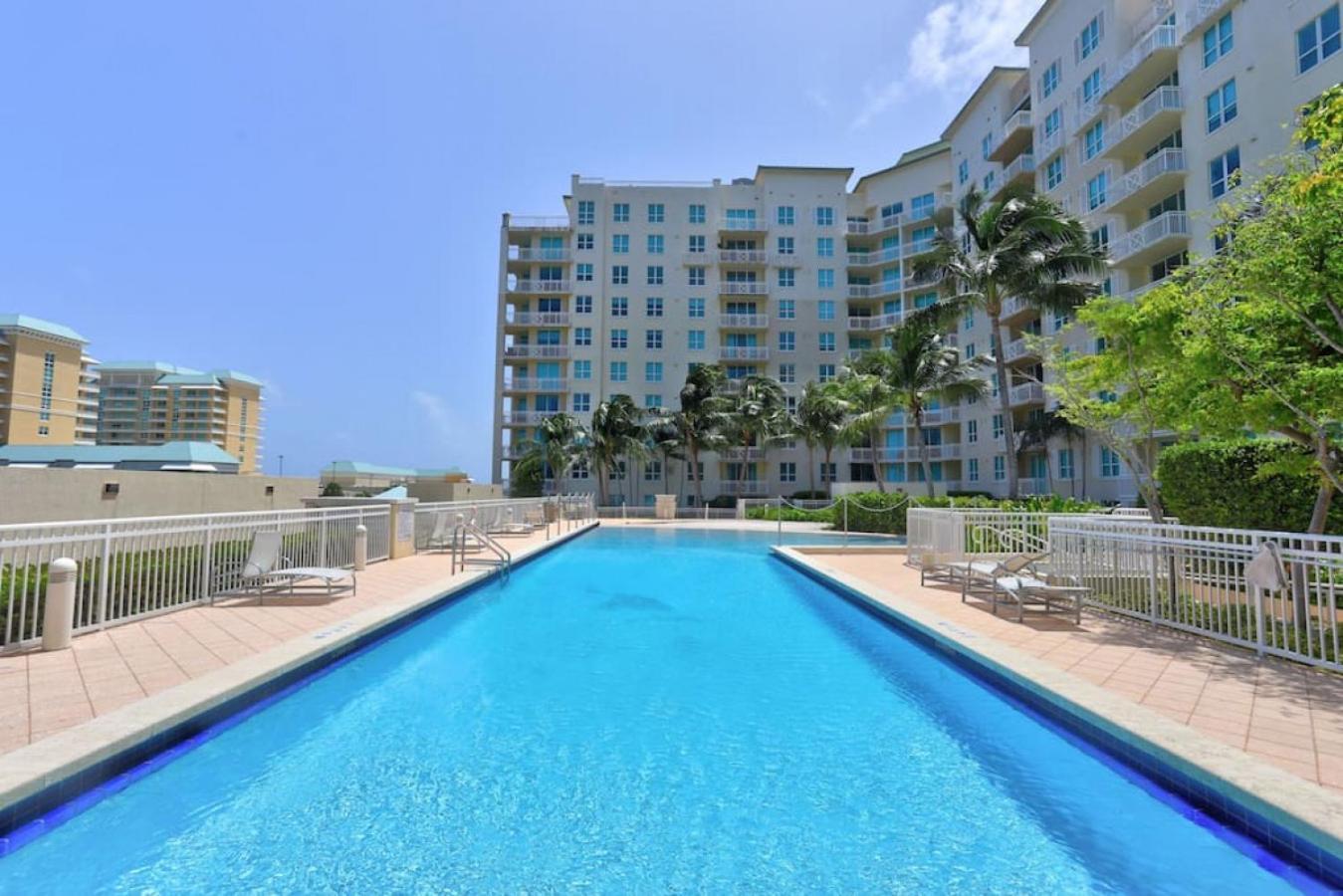 1br Rooftop Pool-10 Min Walk To Holiday home Boynton Beach