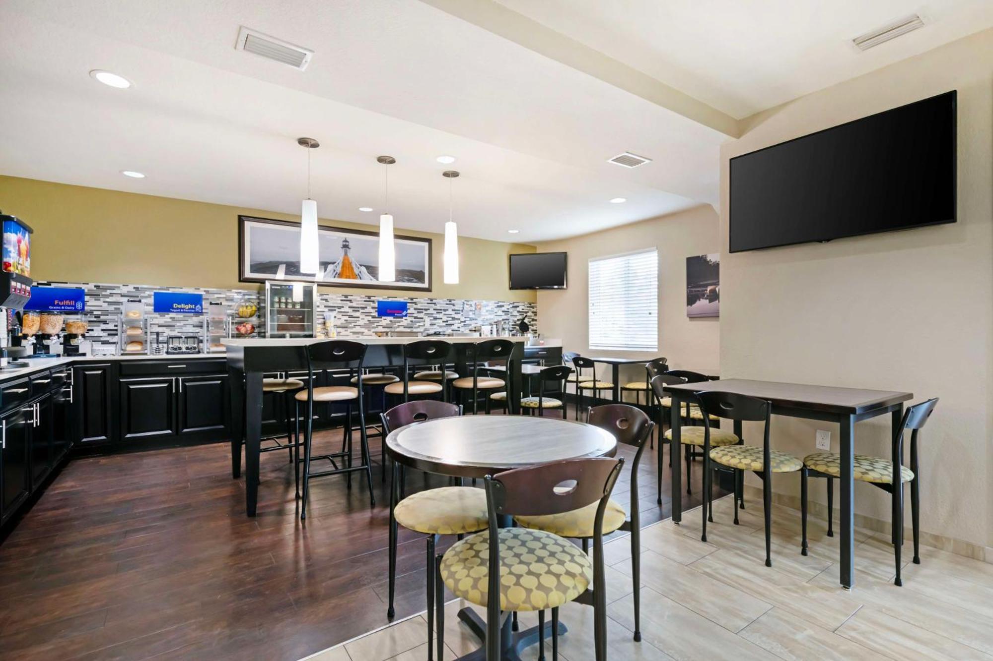 Western Edgewater Hotel 3*