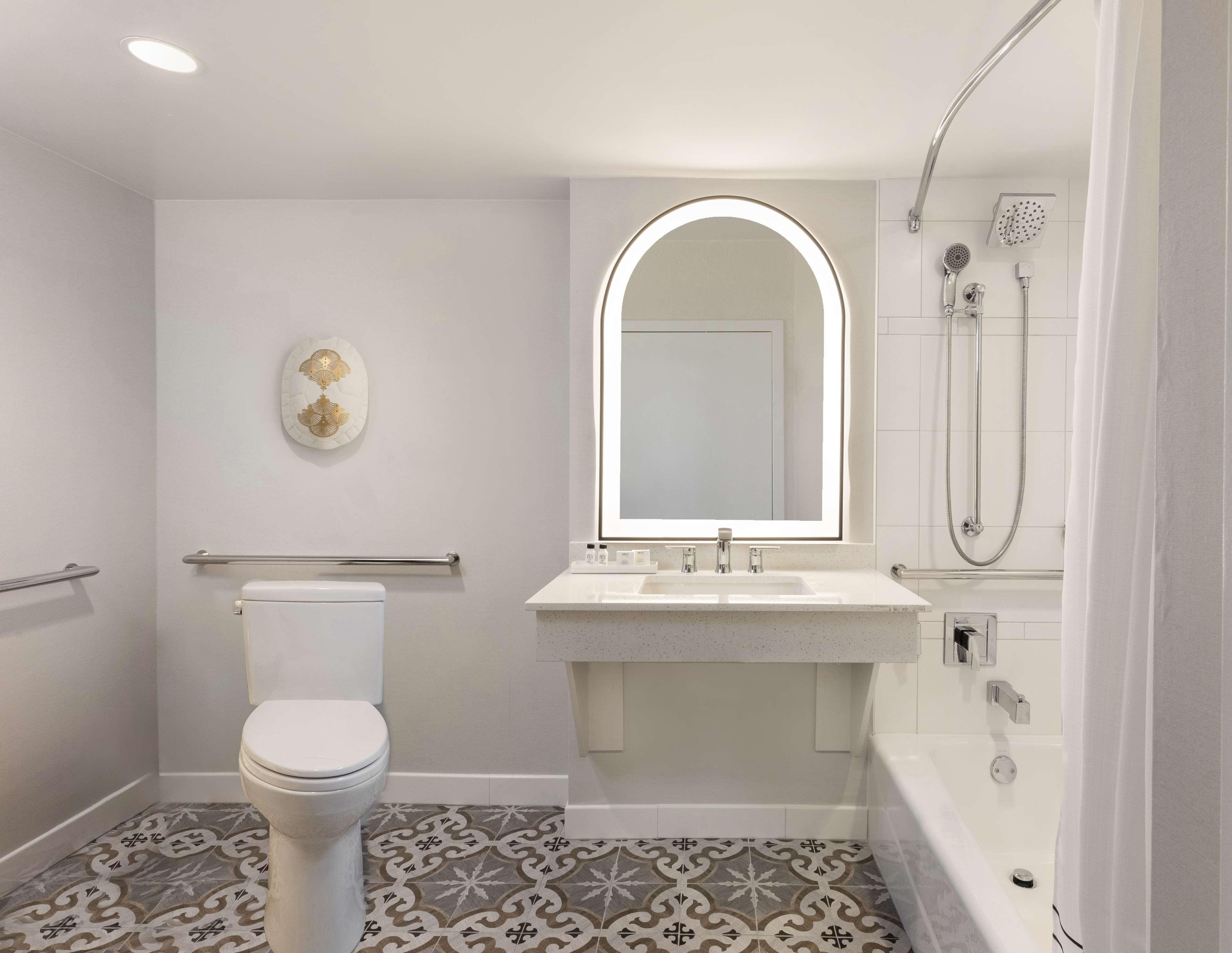 Resort The Singer Oceanfront Resort, Curio Collection By Hilton Riviera Beach