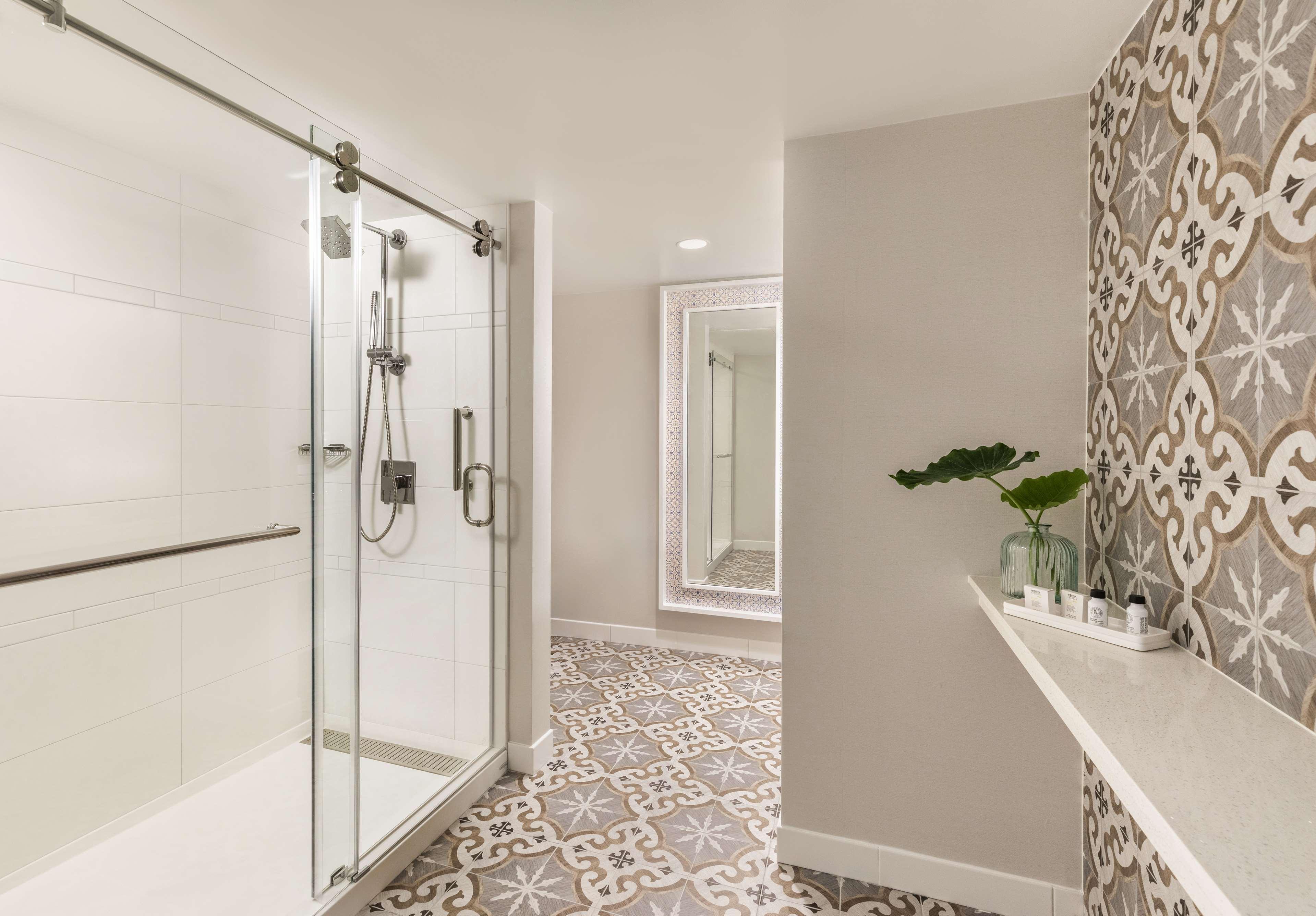 The Singer Oceanfront Resort, Curio Collection By Hilton Riviera Beach