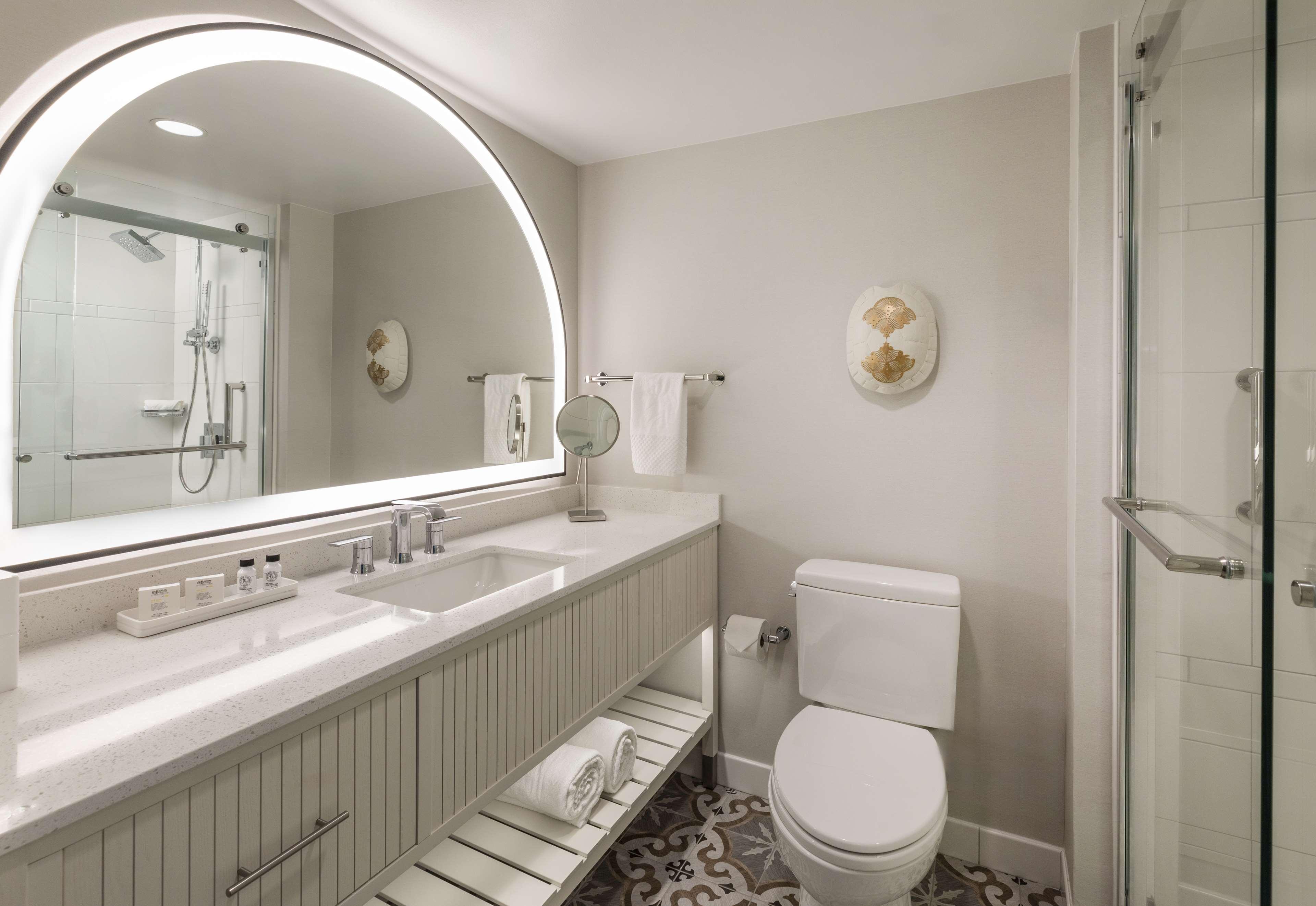 The Singer Oceanfront Resort, Curio Collection By Hilton