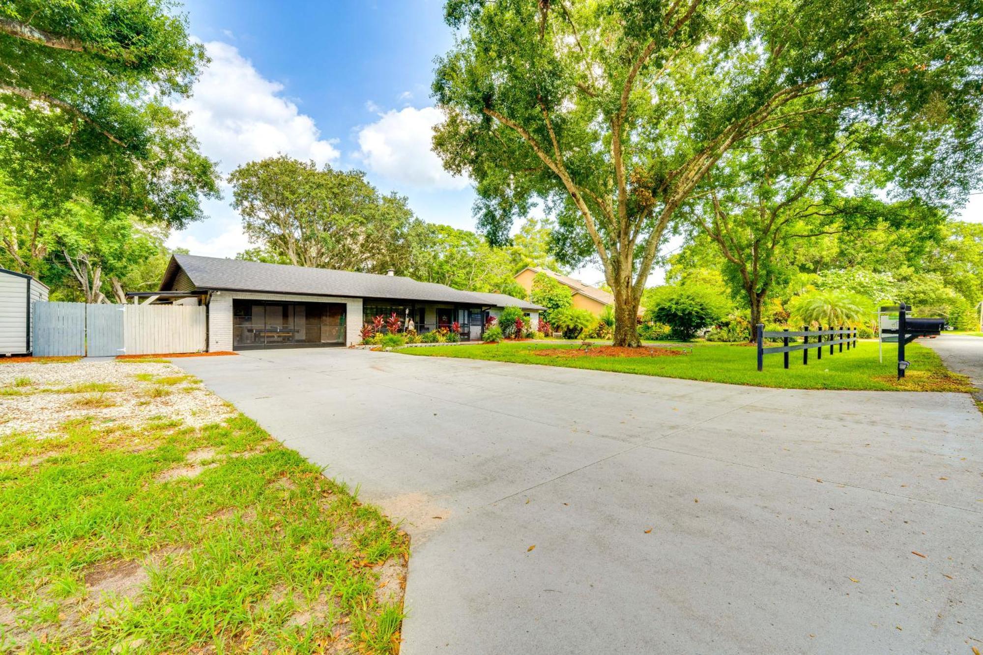 Spacious With Private Outdoor Oasis! Holiday home Tavares