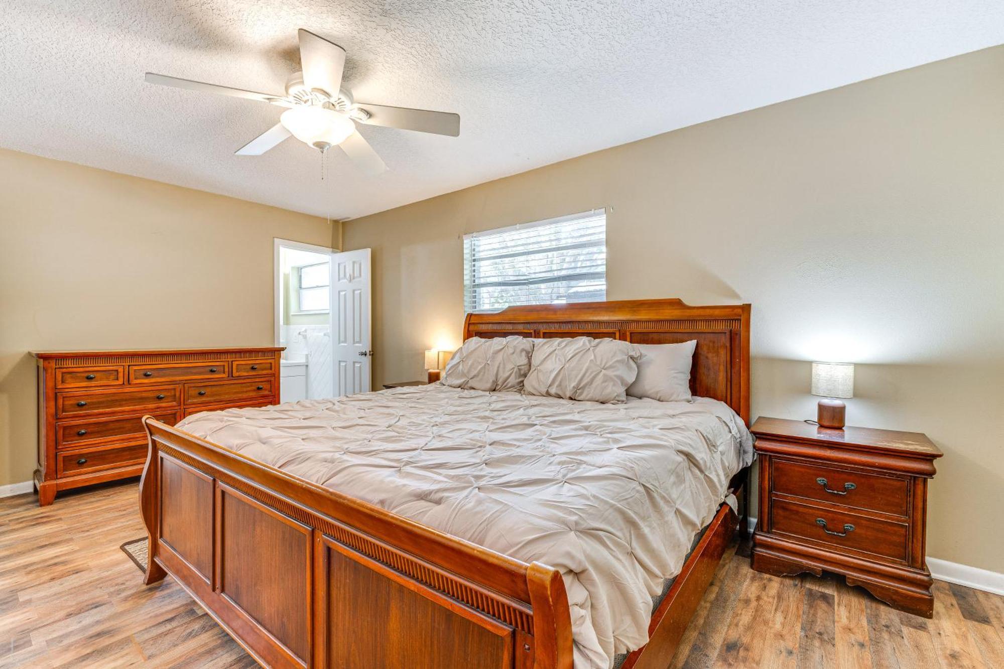 Spacious With Private Outdoor Oasis! Holiday home Tavares