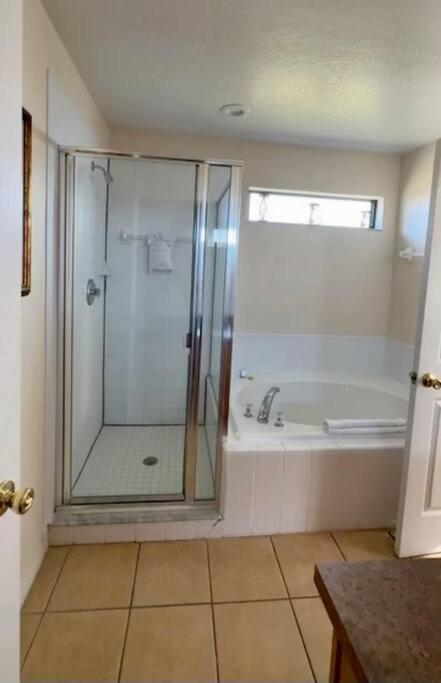 Family Home, Pool, Spa, In Gated -126 *