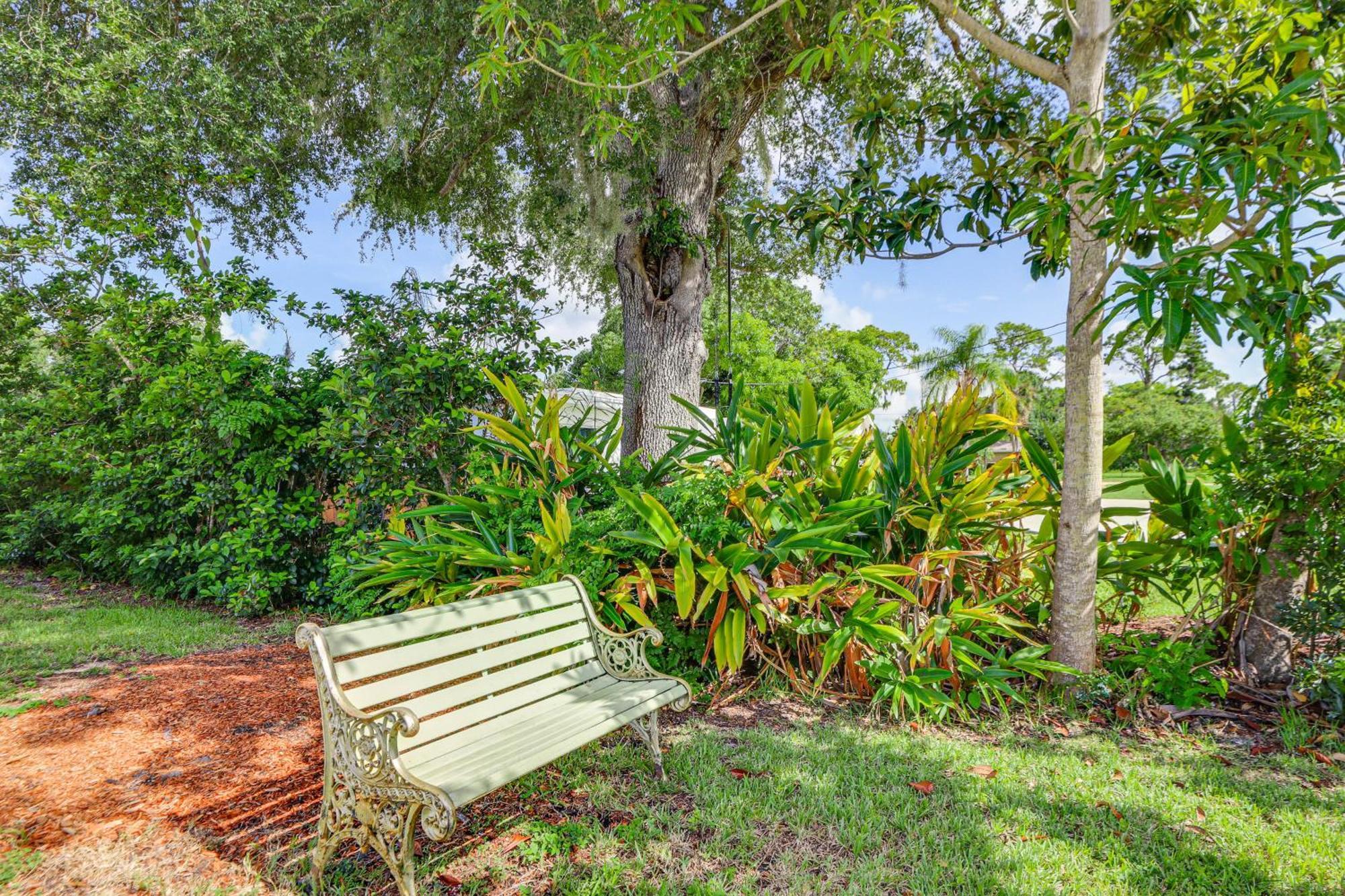 Lovely Retreat Walk To Manasota Key Beach! Holiday home