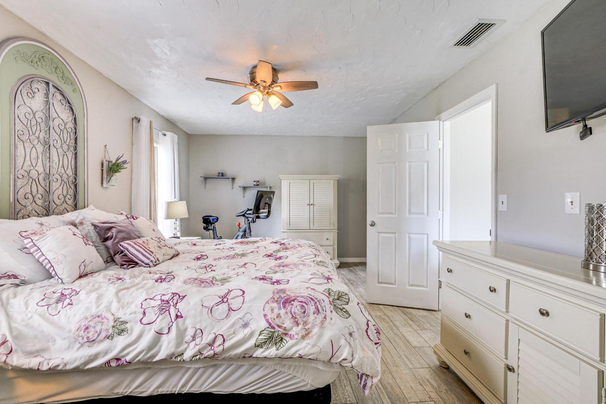 Lovely Retreat Walk To Manasota Key Beach! Holiday home Englewood