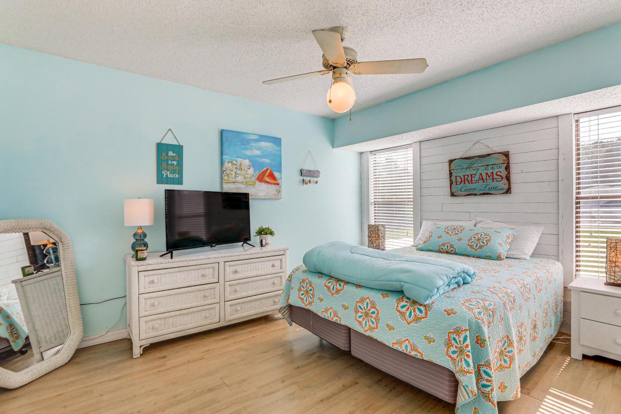 Lovely Retreat Walk To Manasota Key Beach! Holiday home *