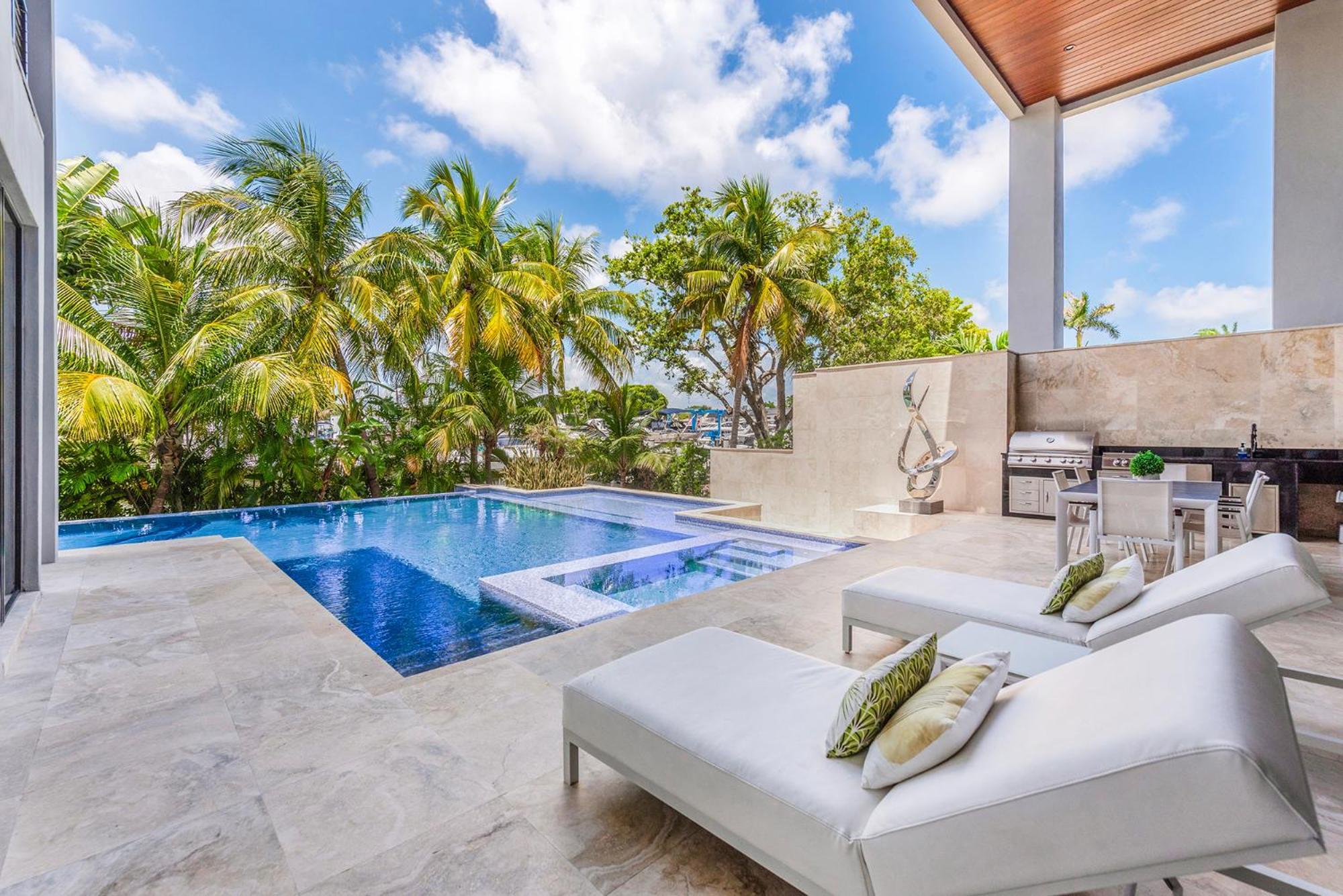 Waterfront 6 Bedrooms Sleeps 14 People Villa *