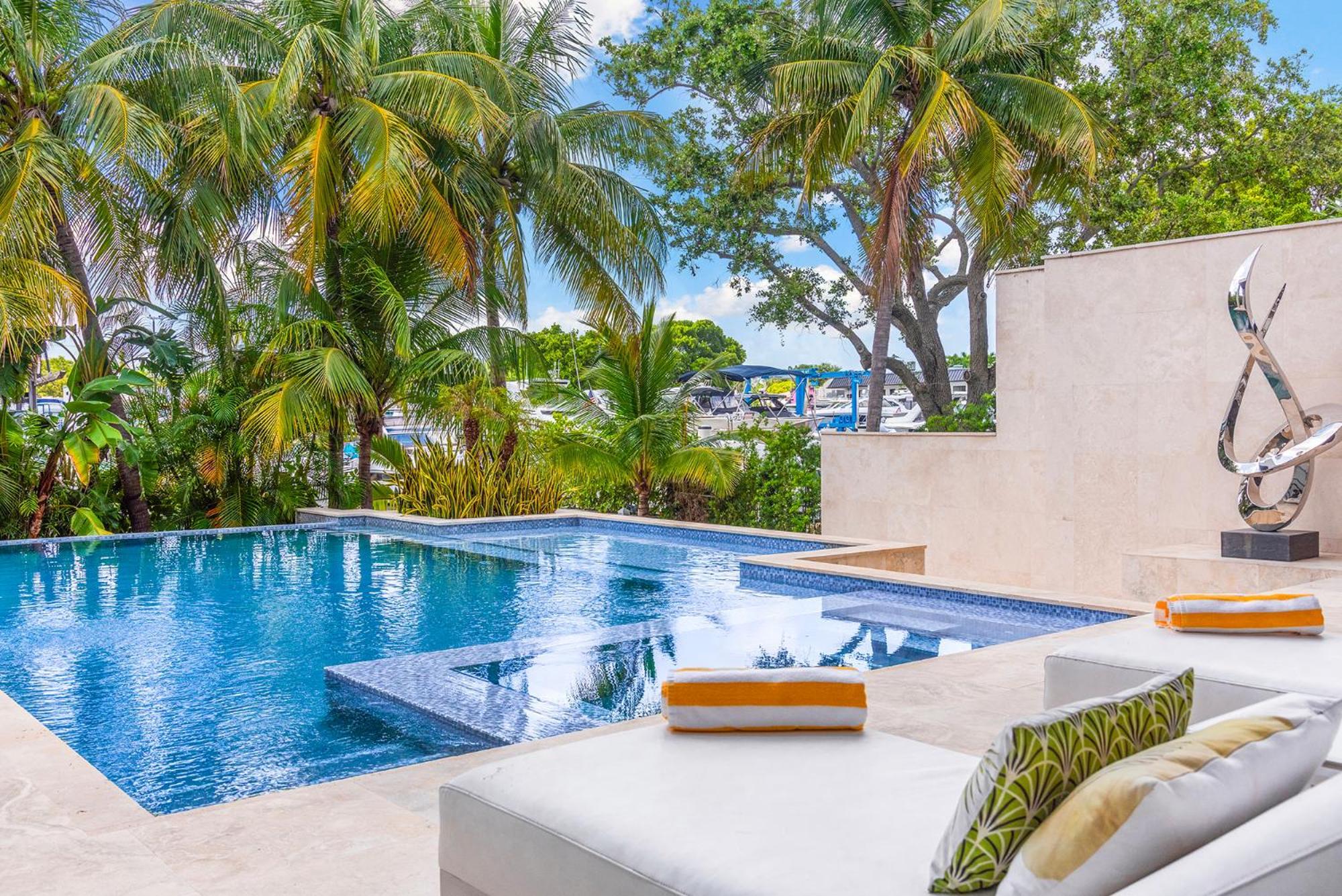 Waterfront 6 Bedrooms Sleeps 14 People