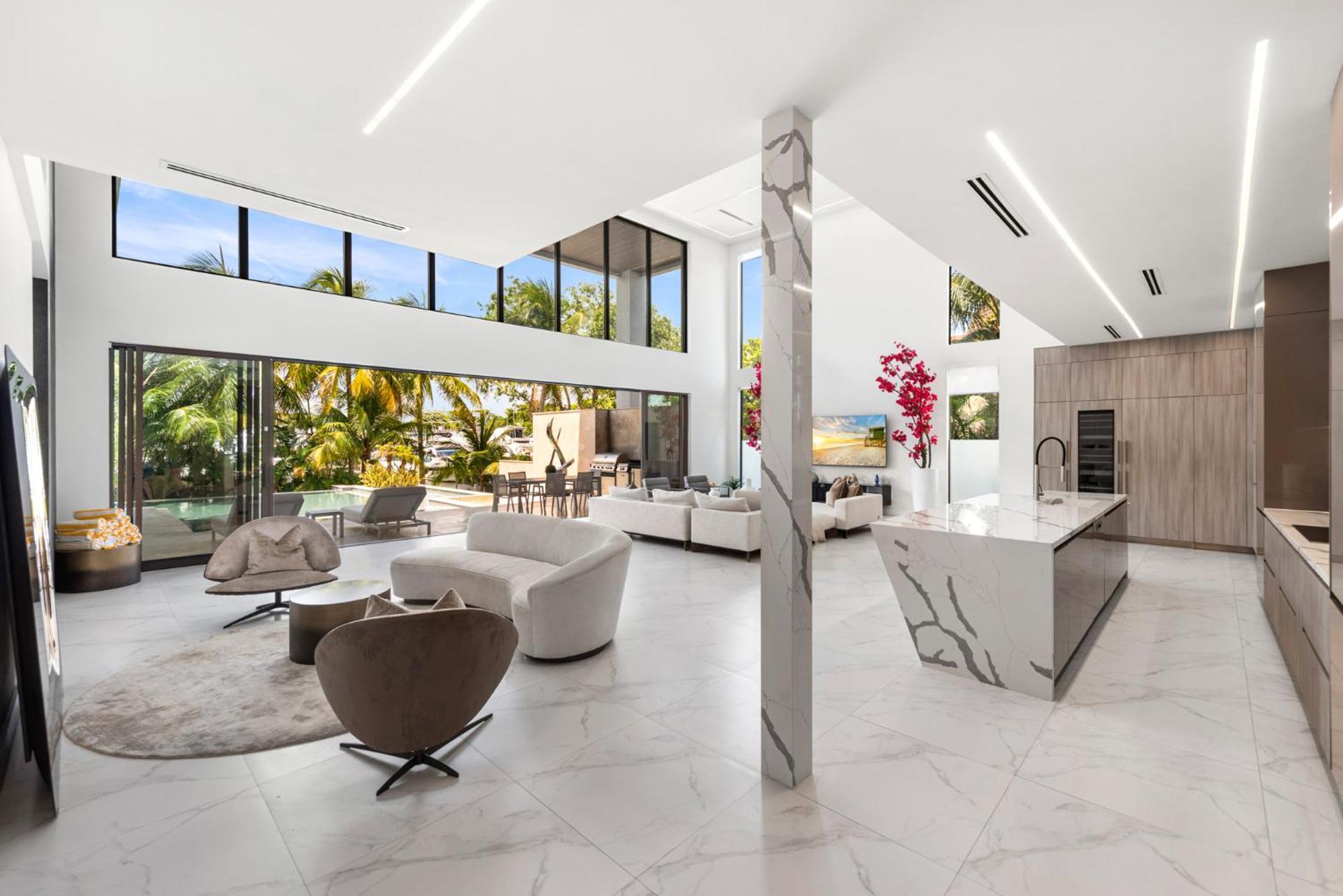 Villa Waterfront 6 Bedrooms Sleeps 14 People