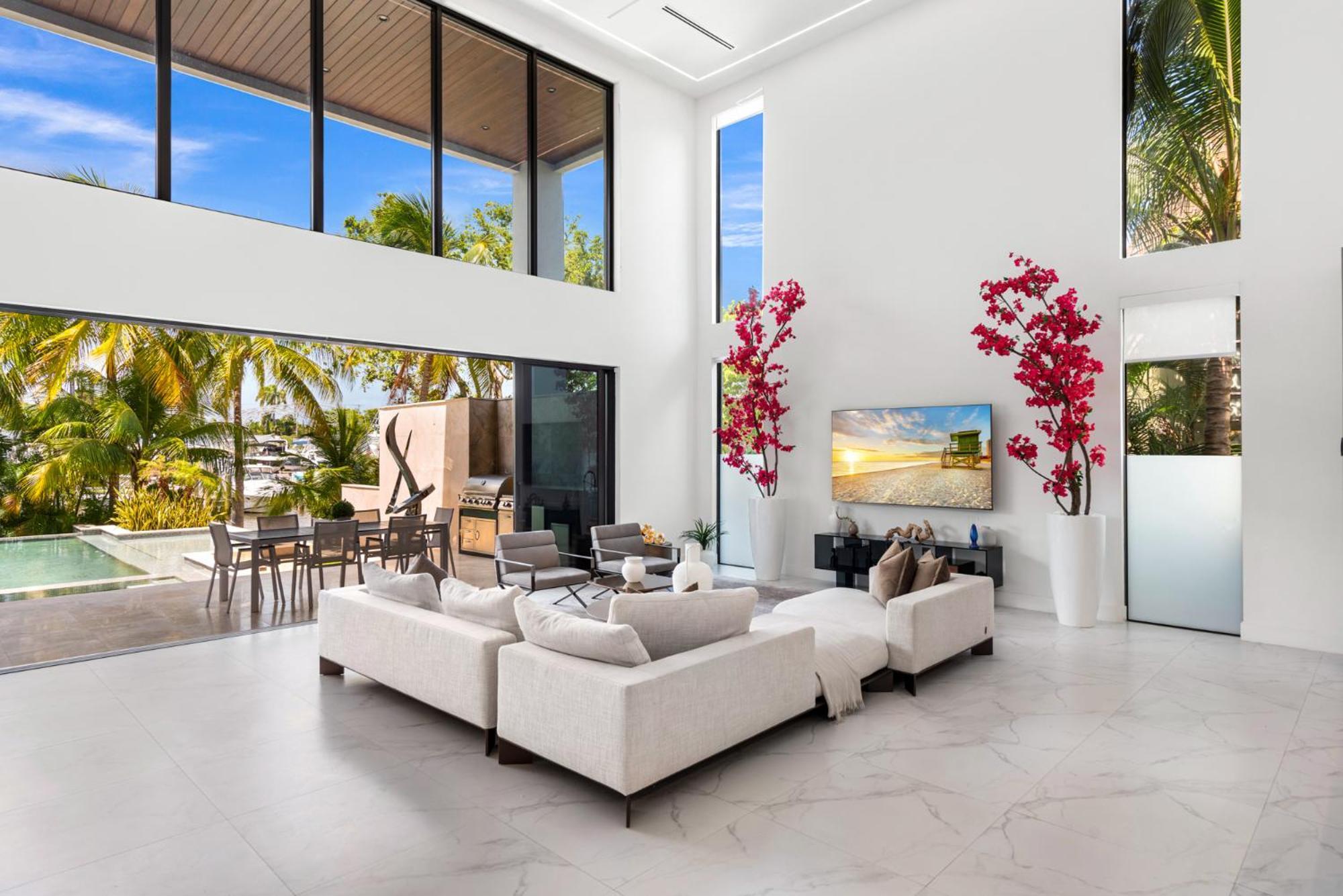 Villa Waterfront 6 Bedrooms Sleeps 14 People *