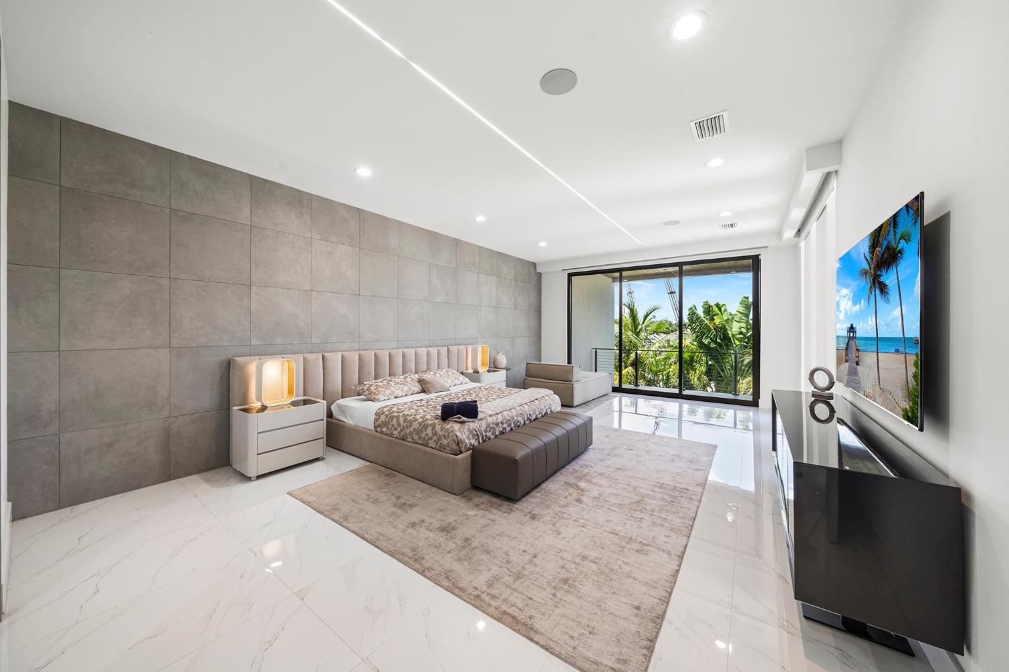 Waterfront 6 Bedrooms Sleeps 14 People *