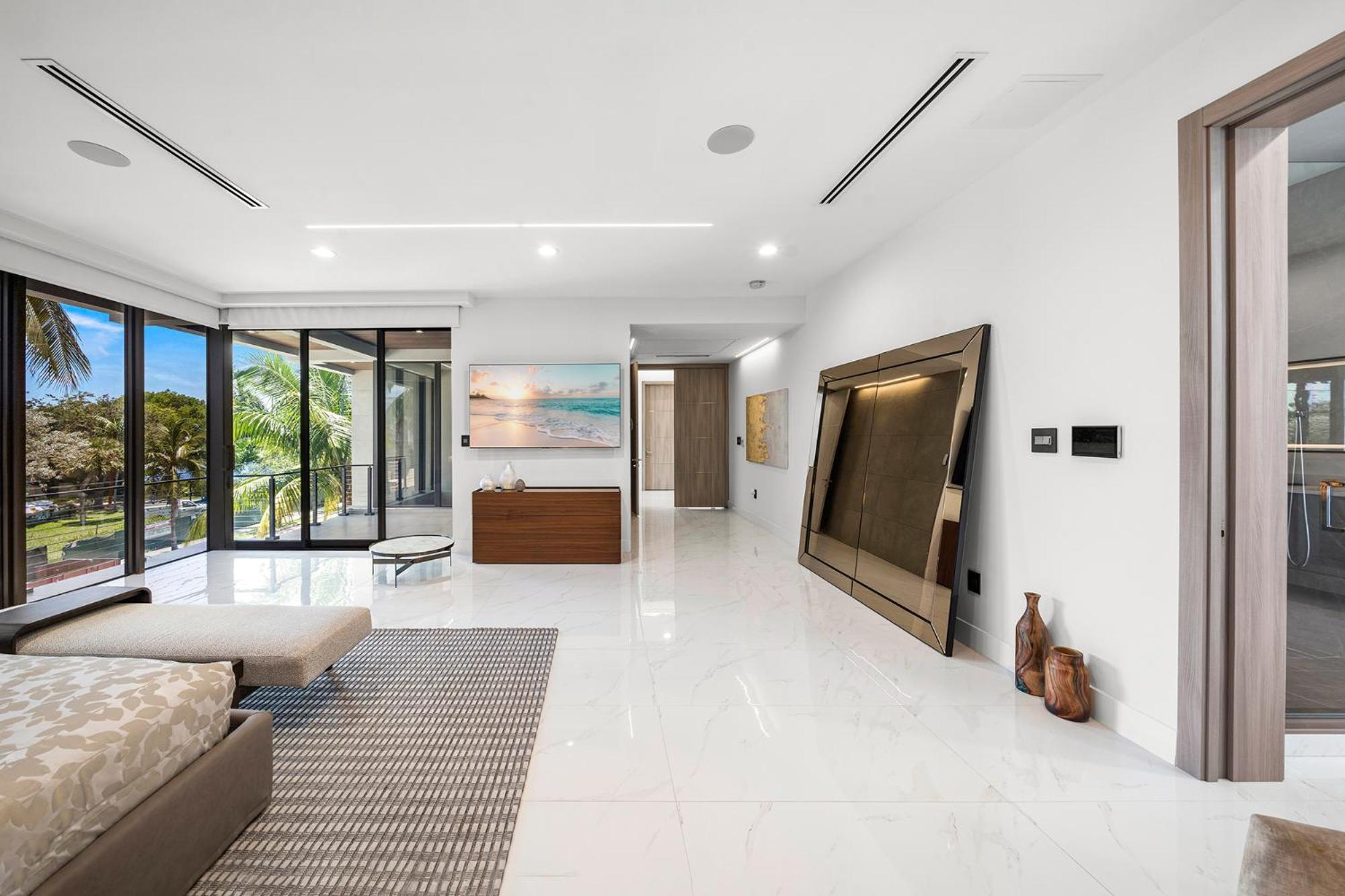 Villa Waterfront 6 Bedrooms Sleeps 14 People
