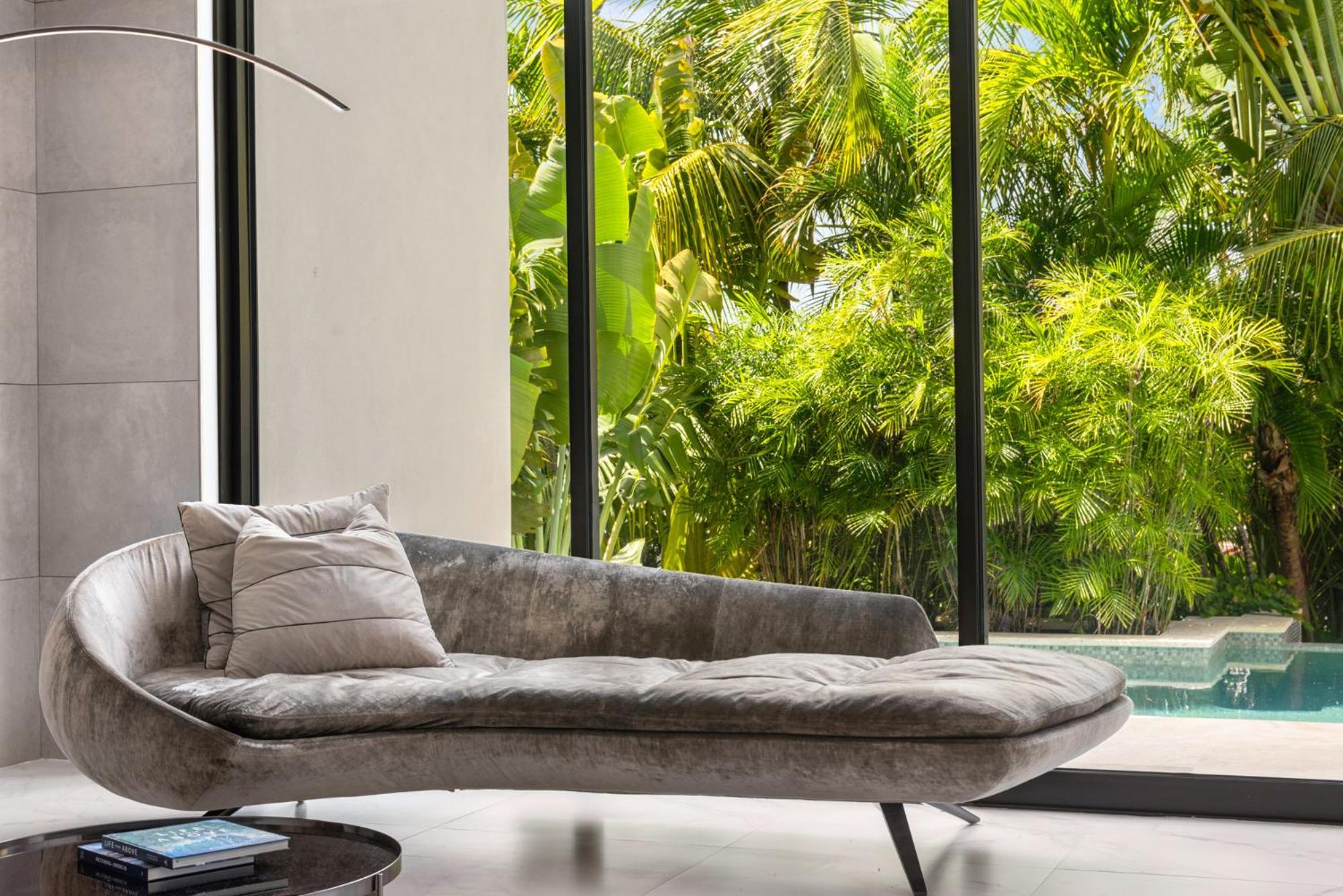 Waterfront 6 Bedrooms Sleeps 14 People Villa
