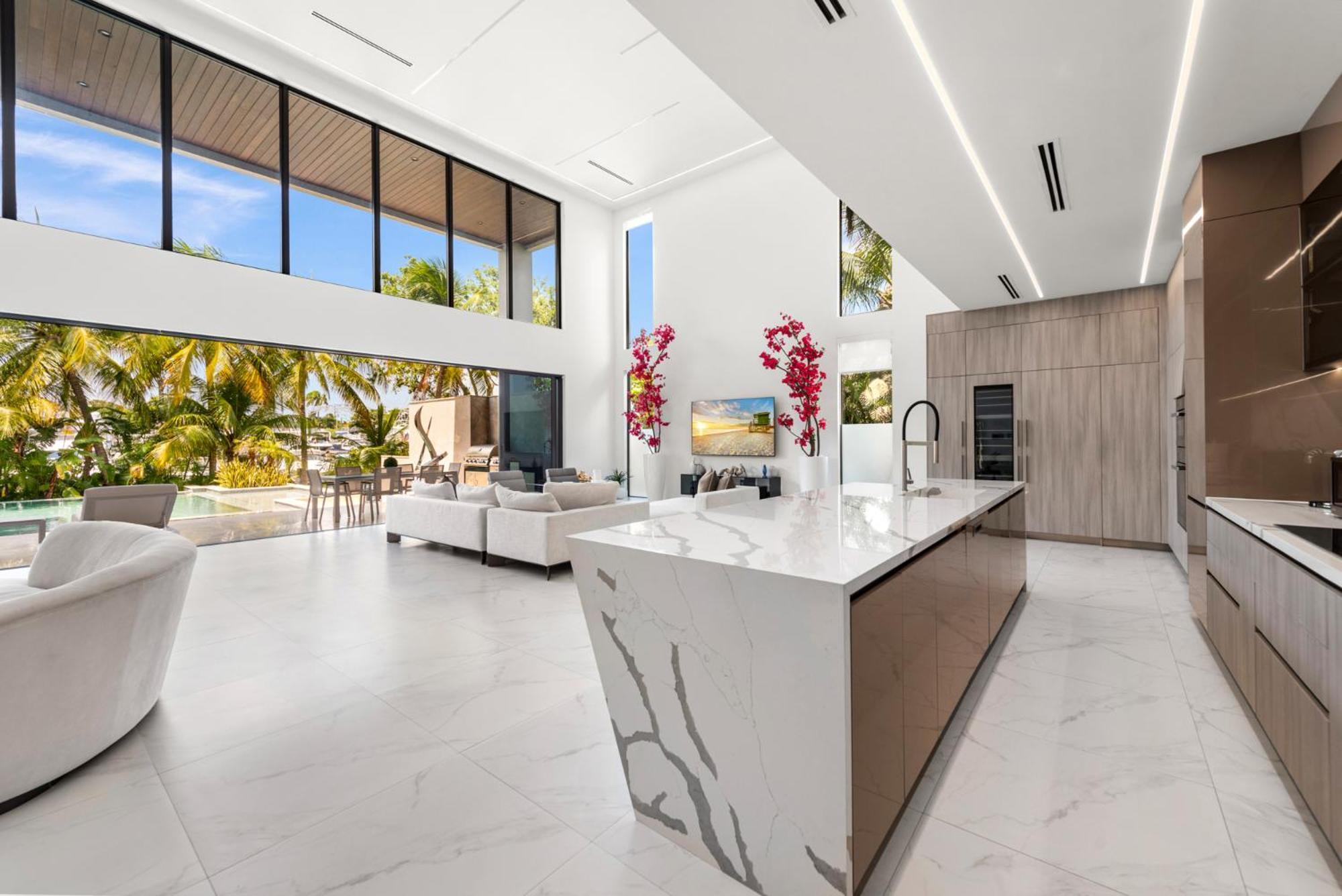 Villa Waterfront 6 Bedrooms Sleeps 14 People *