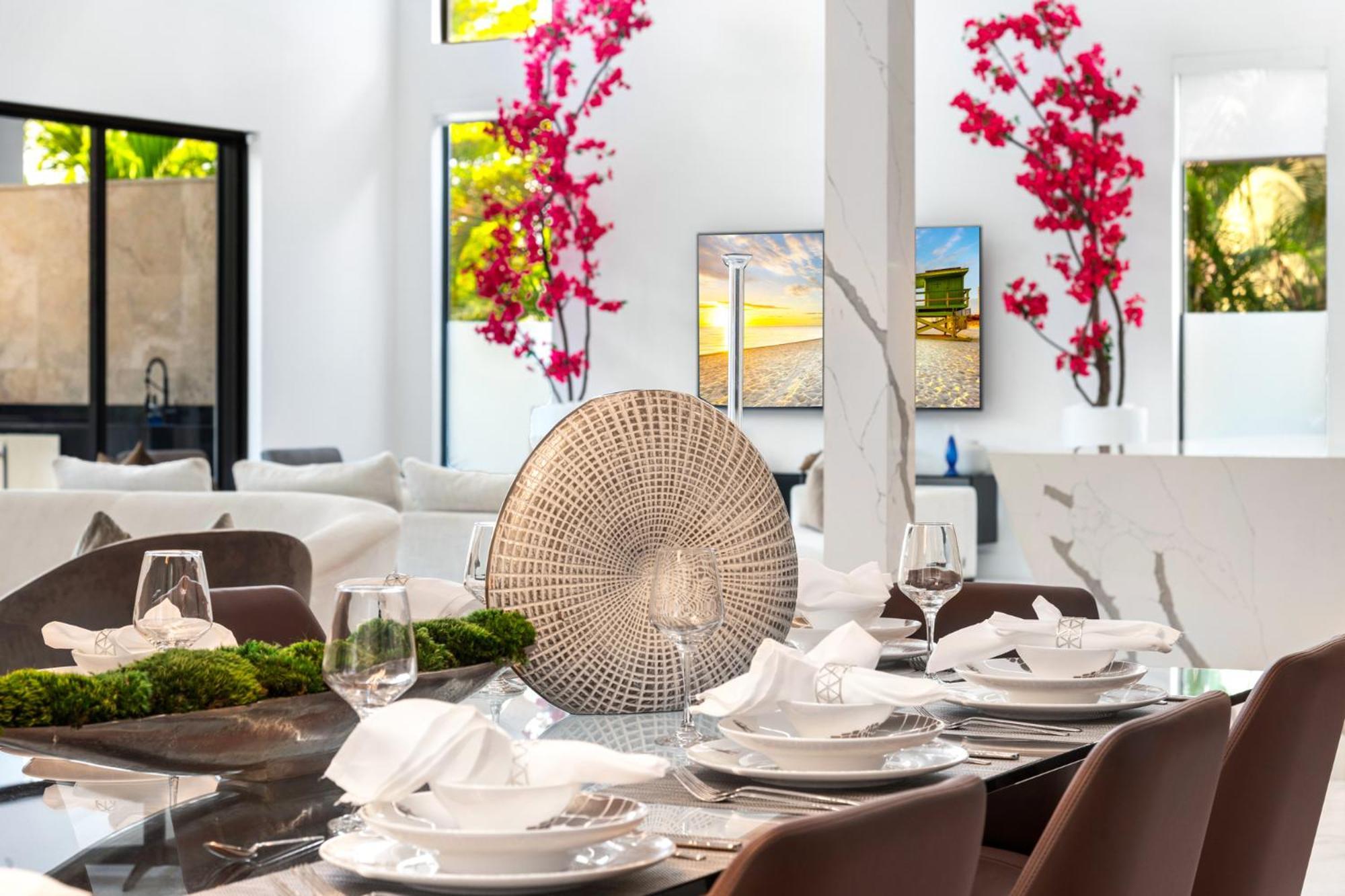 Waterfront 6 Bedrooms Sleeps 14 People Villa Miami