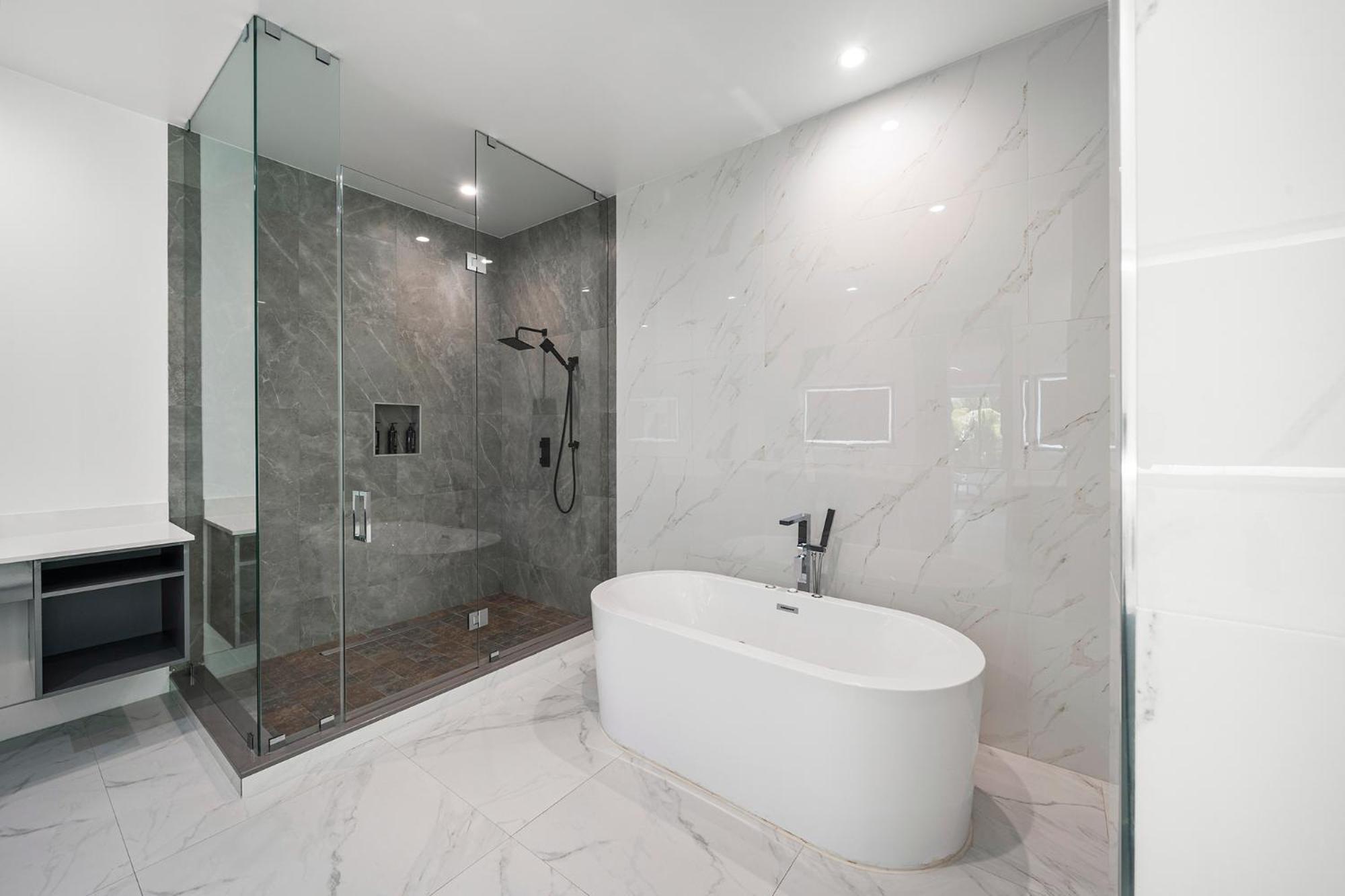 Waterfront 6 Bedrooms Sleeps 14 People *
