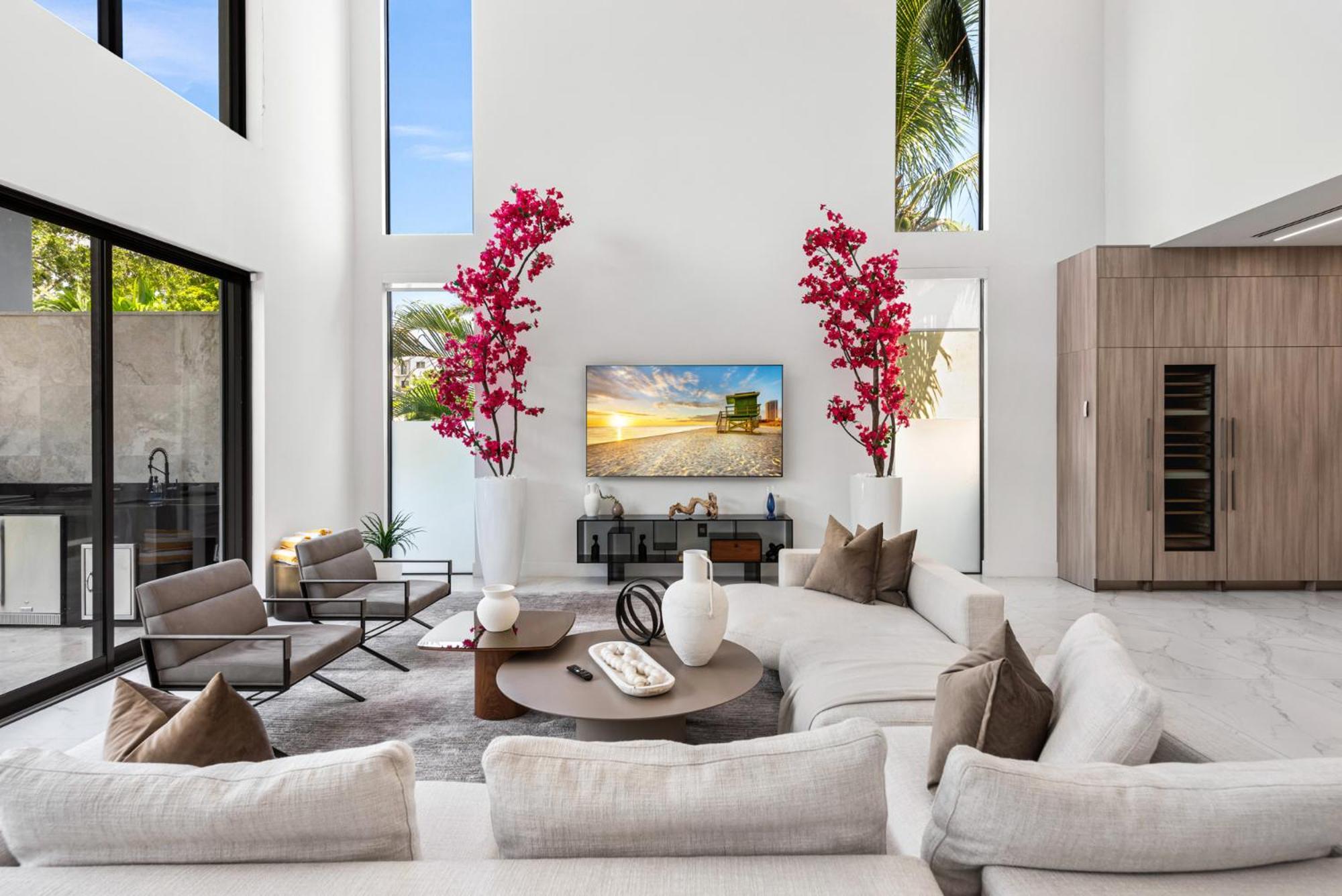 Villa Waterfront 6 Bedrooms Sleeps 14 People