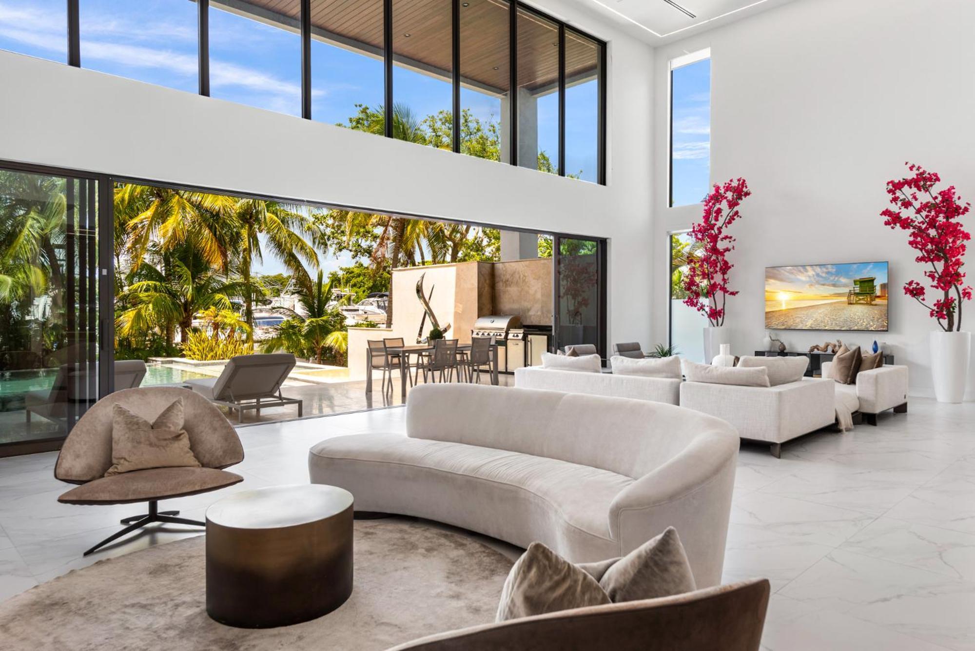 Waterfront 6 Bedrooms Sleeps 14 People *