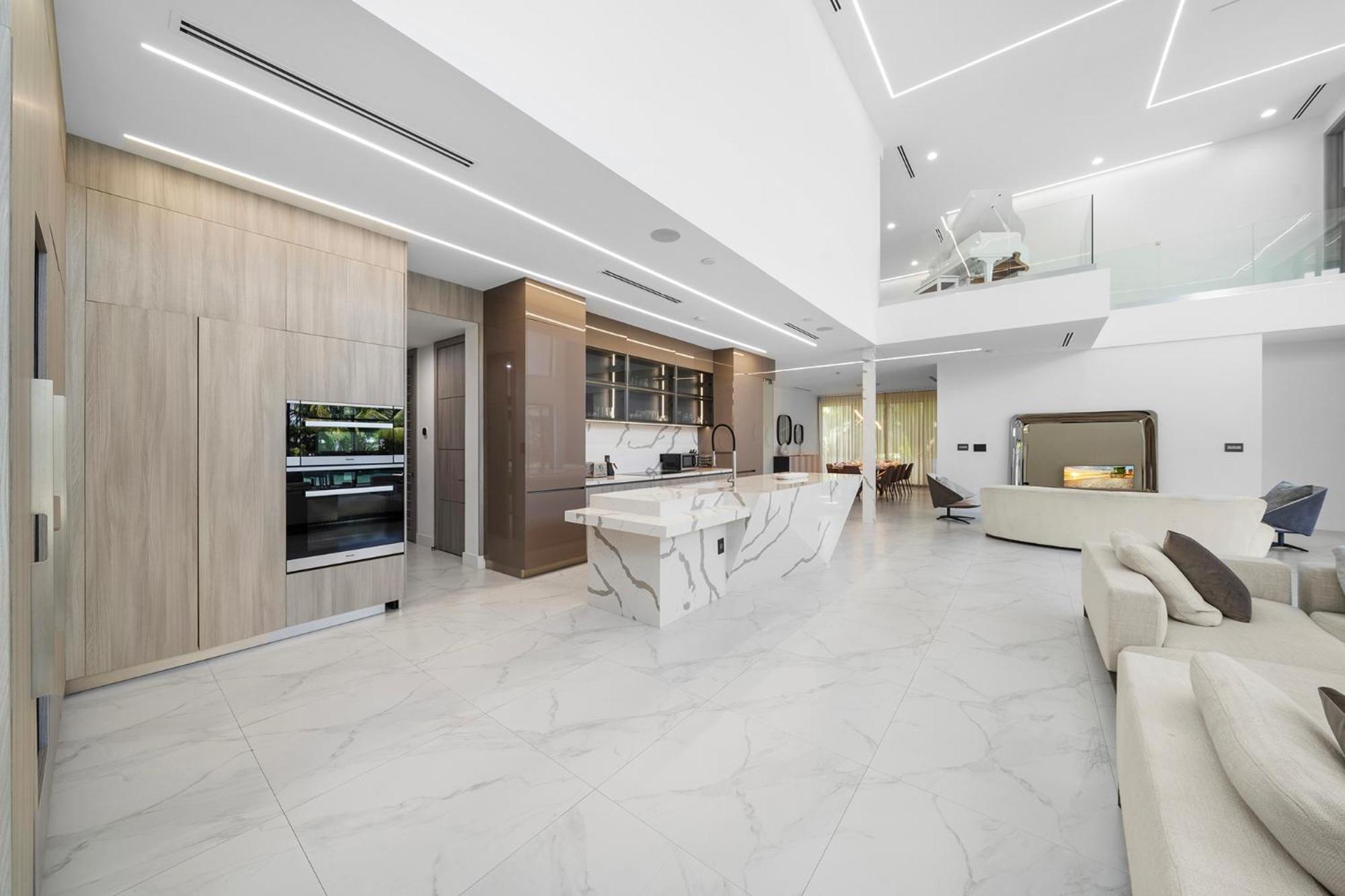 Waterfront 6 Bedrooms Sleeps 14 People