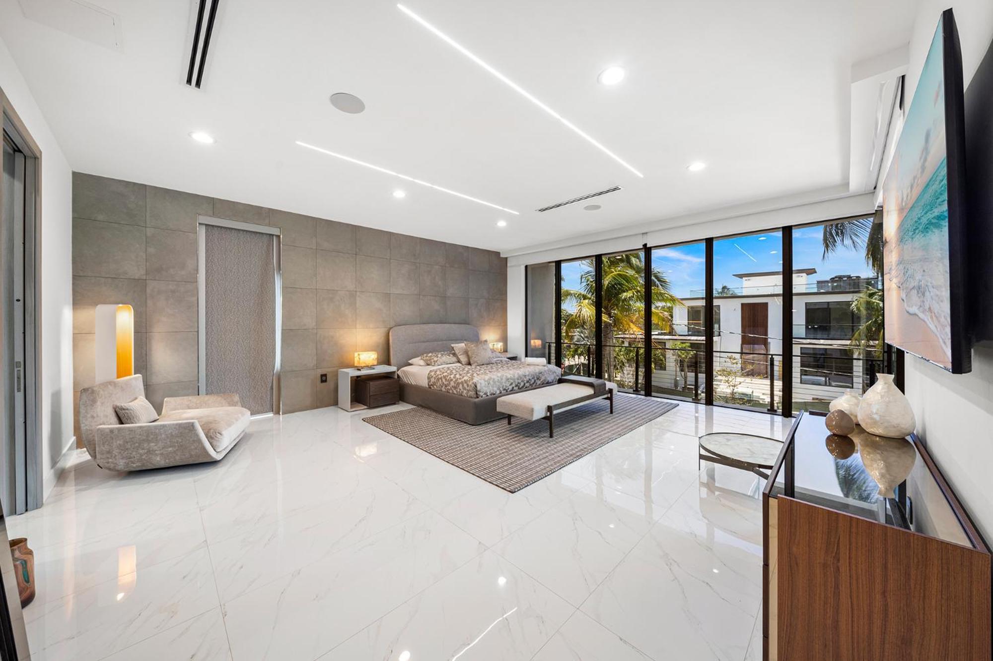 Villa Waterfront 6 Bedrooms Sleeps 14 People