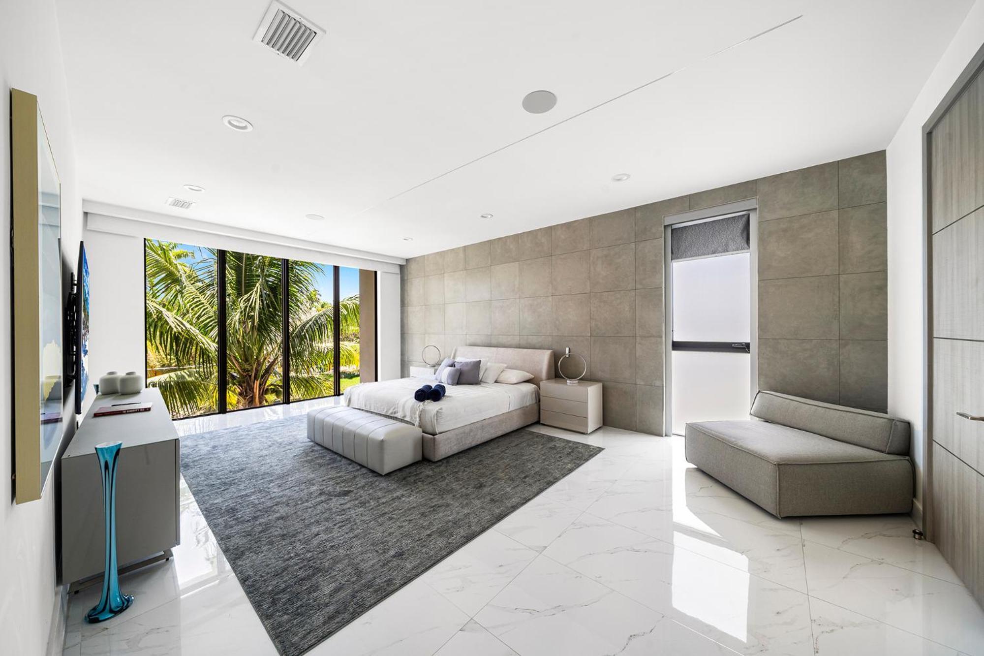 Waterfront 6 Bedrooms Sleeps 14 People Villa