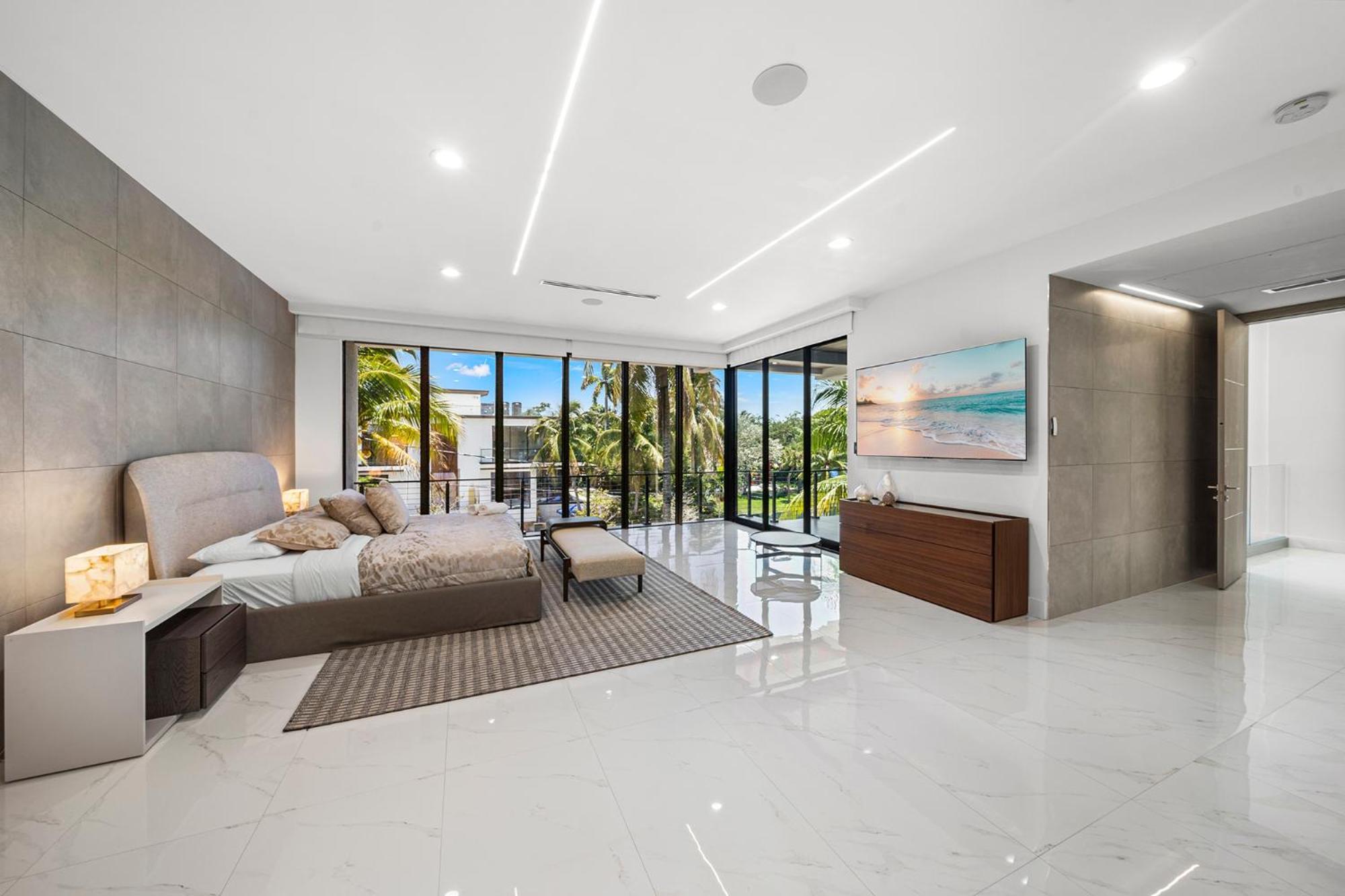 Villa Waterfront 6 Bedrooms Sleeps 14 People *