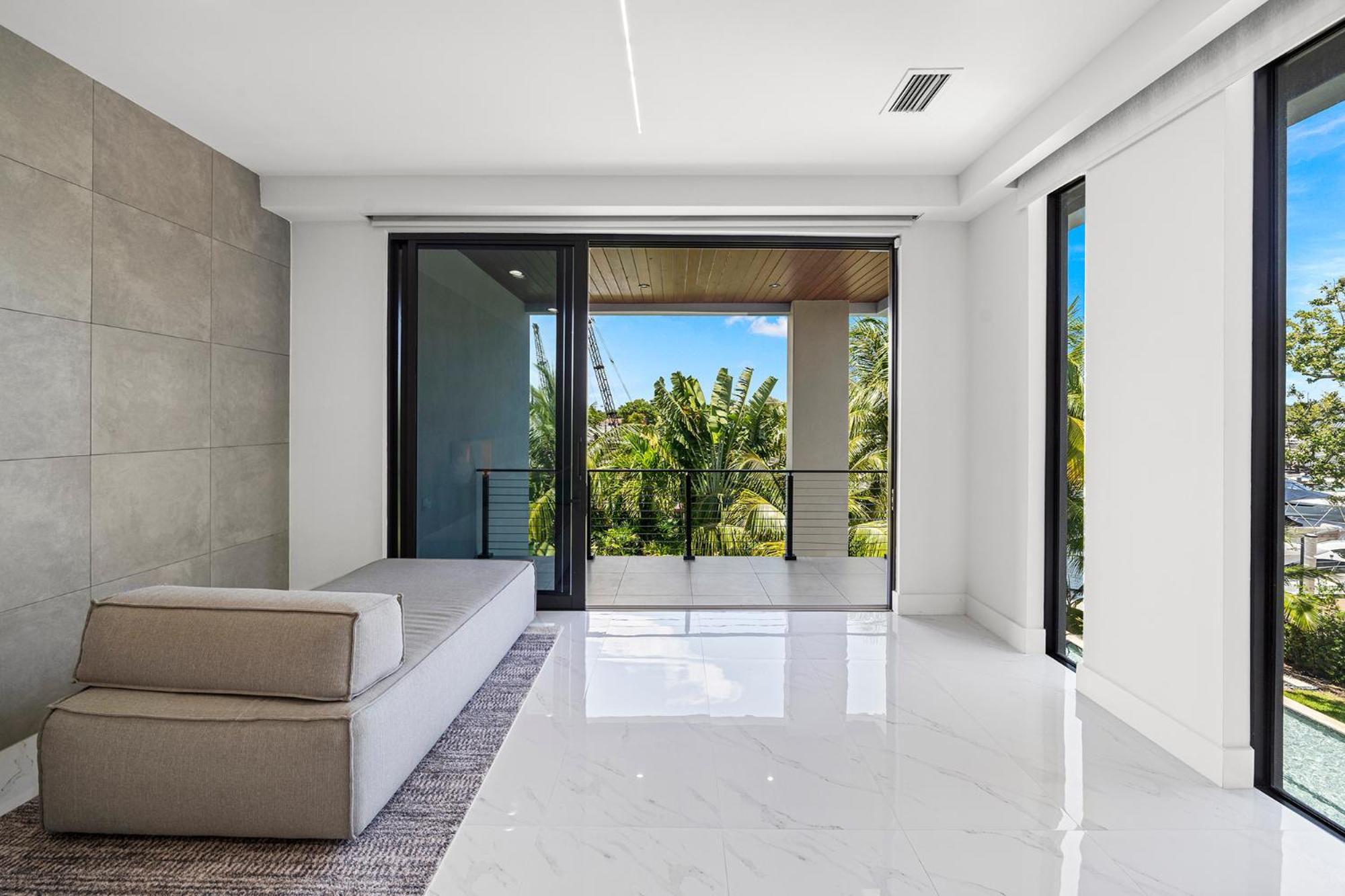 Villa Waterfront 6 Bedrooms Sleeps 14 People