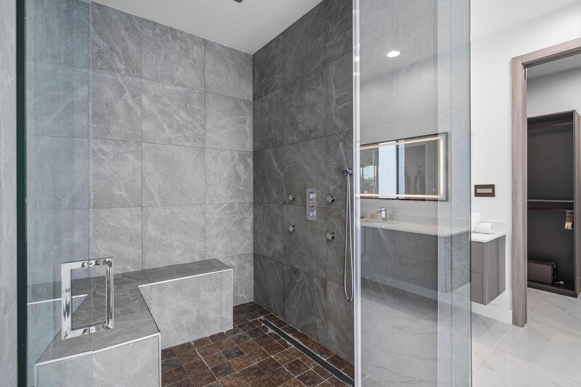 Waterfront 6 Bedrooms Sleeps 14 People *