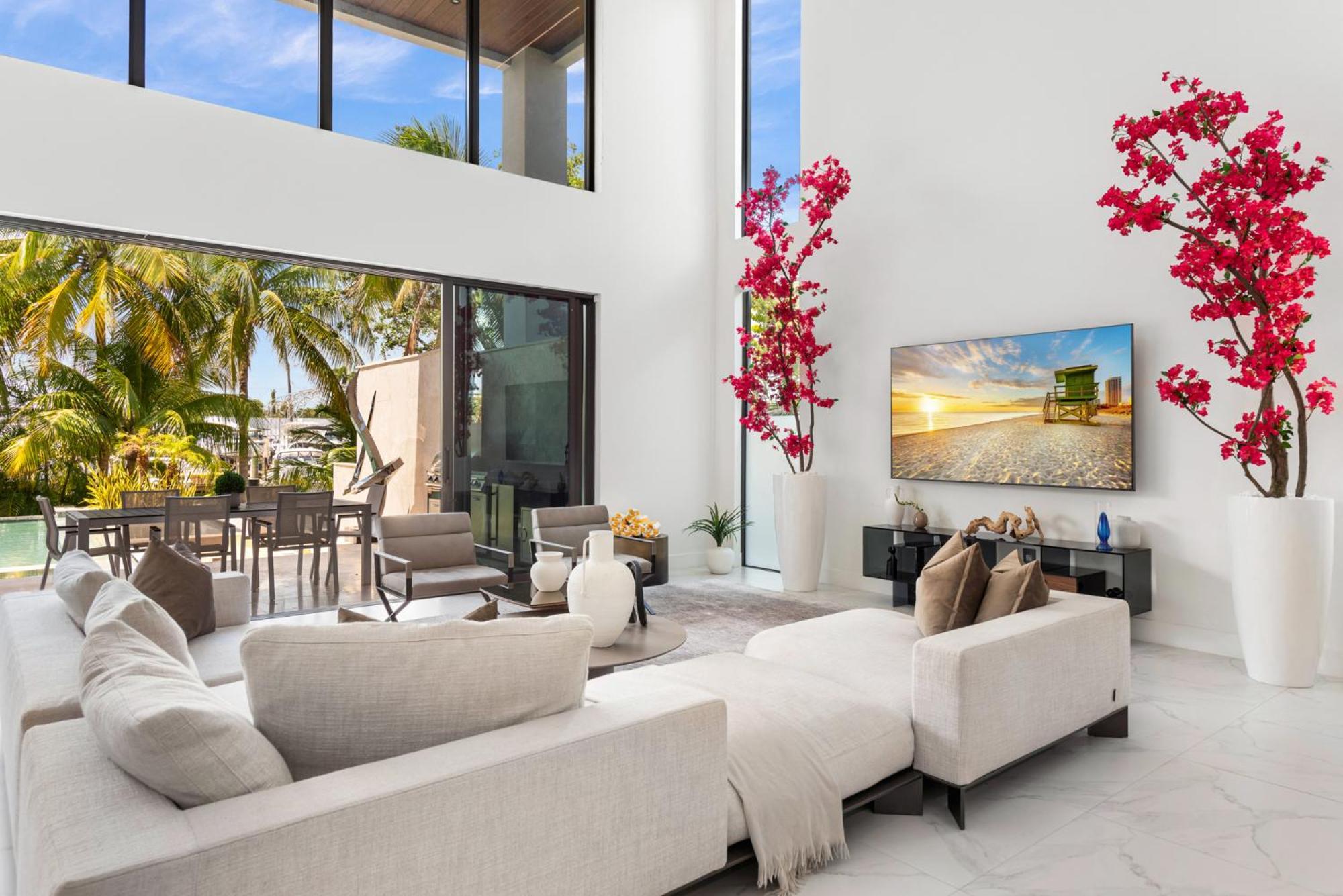 Waterfront 6 Bedrooms Sleeps 14 People Villa